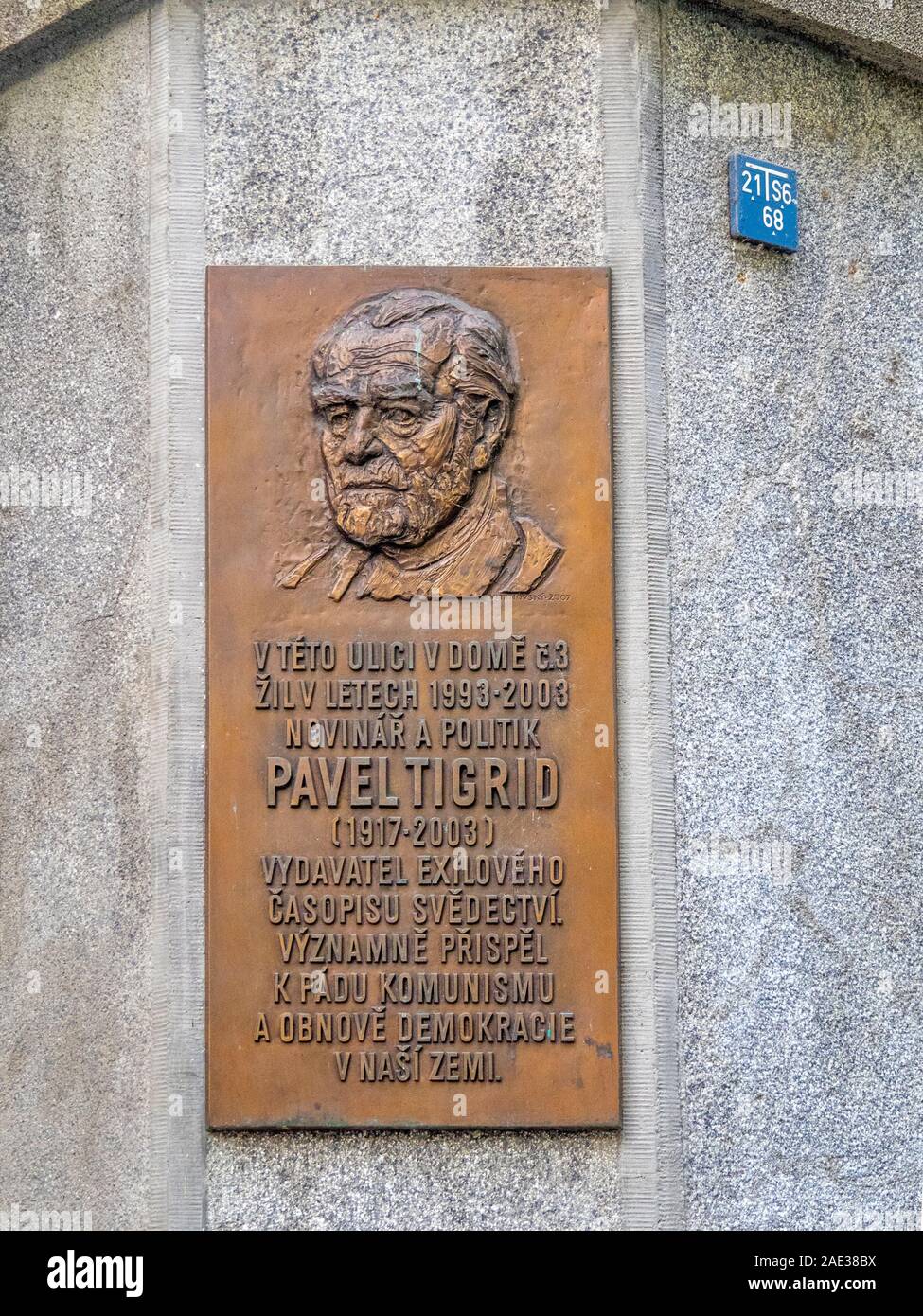Lapide a Pavel Tigrid sulla parete del vecchio cimitero ebraico Città Vecchia Praga Repubblica Ceca. Foto Stock
