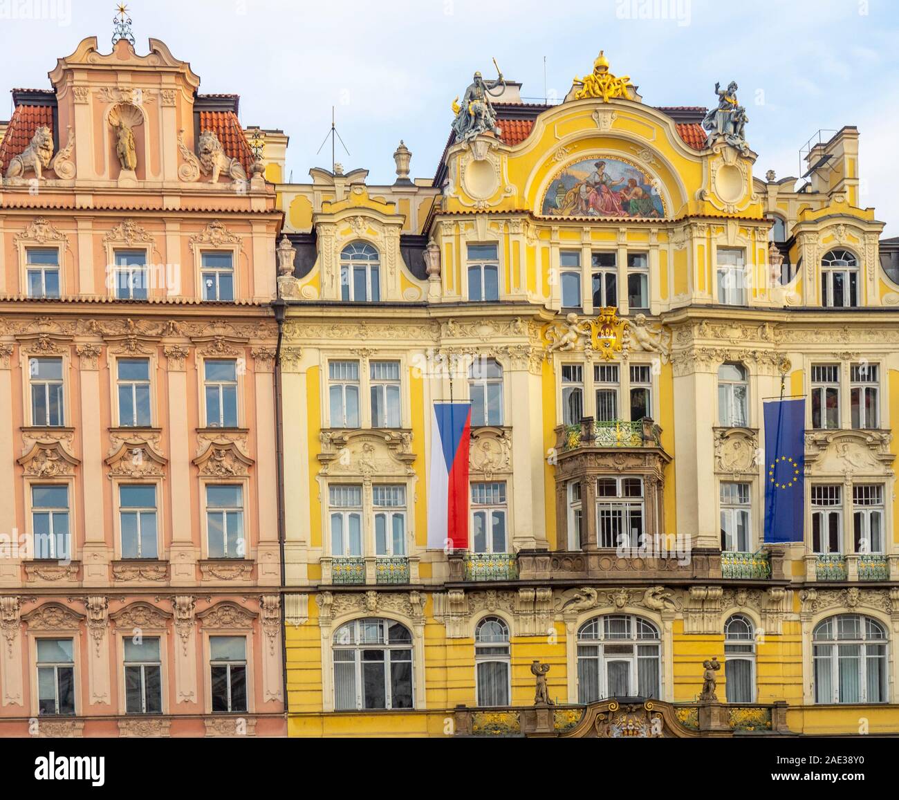 La facciata della ex Prague City compagnia di assicurazioni ora Ministero per lo sviluppo regionale in Piazza della Città Vecchia Staré Město Praga Repubblica Ceca. Foto Stock