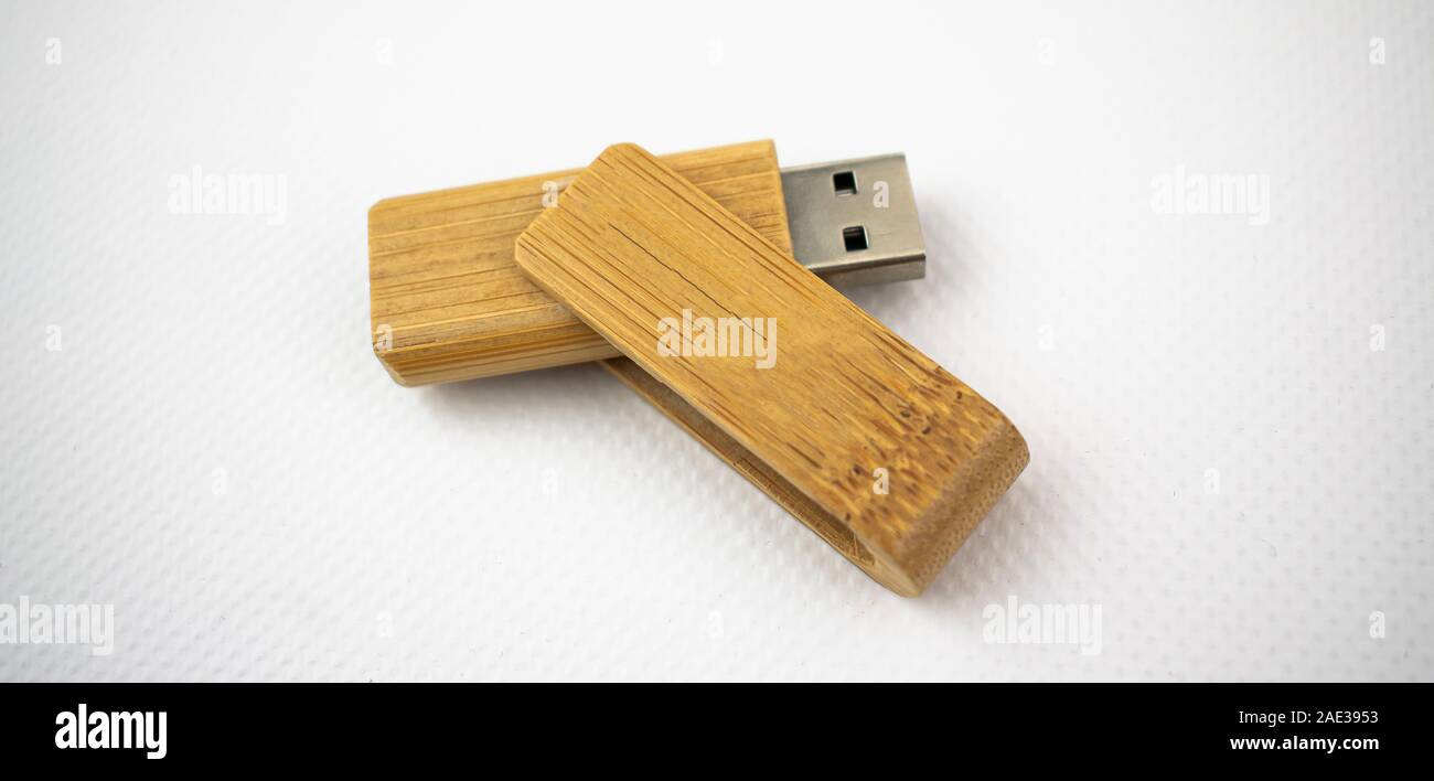 Dispositivo USB per la memorizzazione dei dati fatta di legno, aperta su sfondo bianco Foto Stock