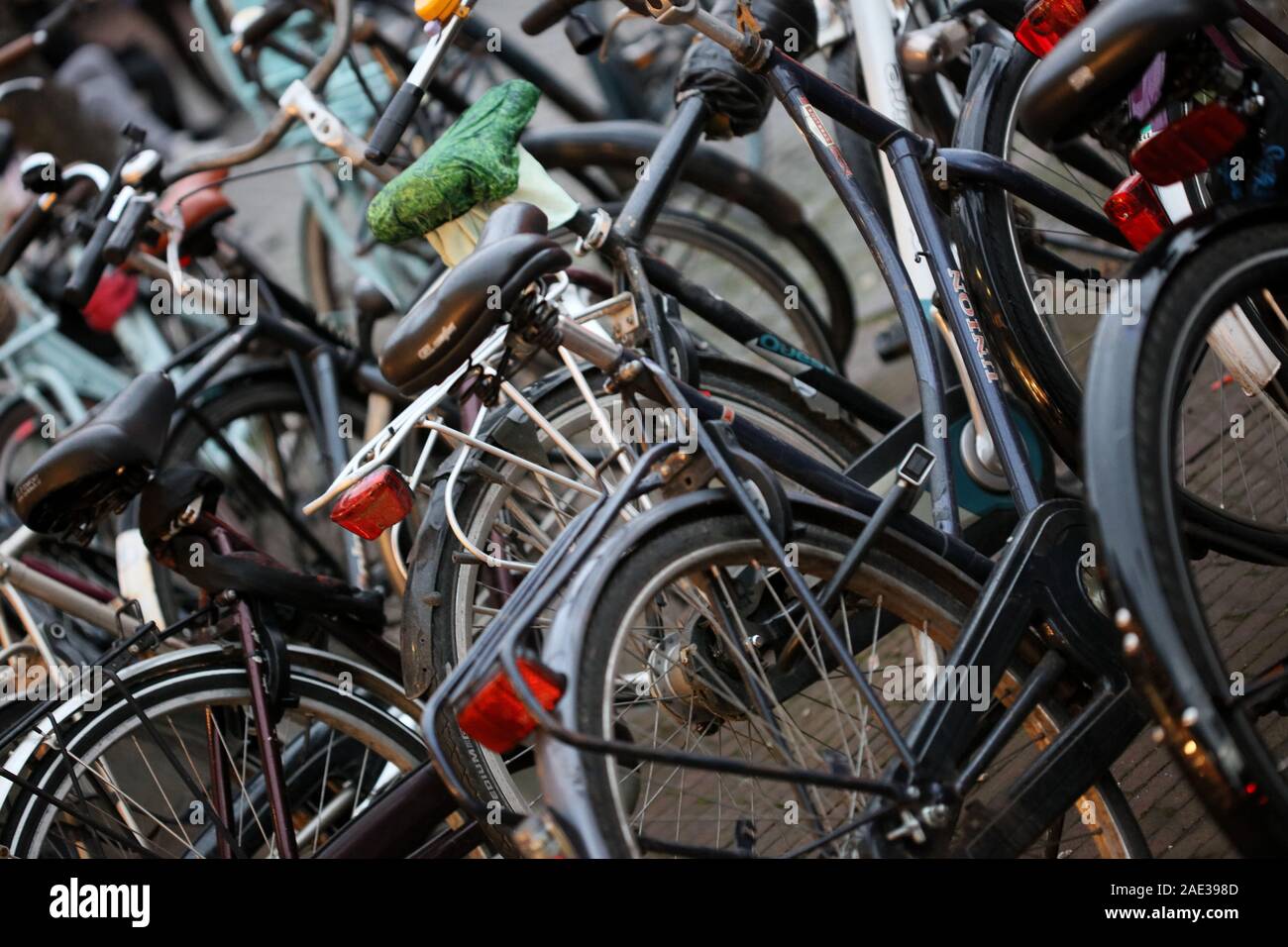 Biciclette in Amsterdam sfondo macro di alta qualità Foto Stock