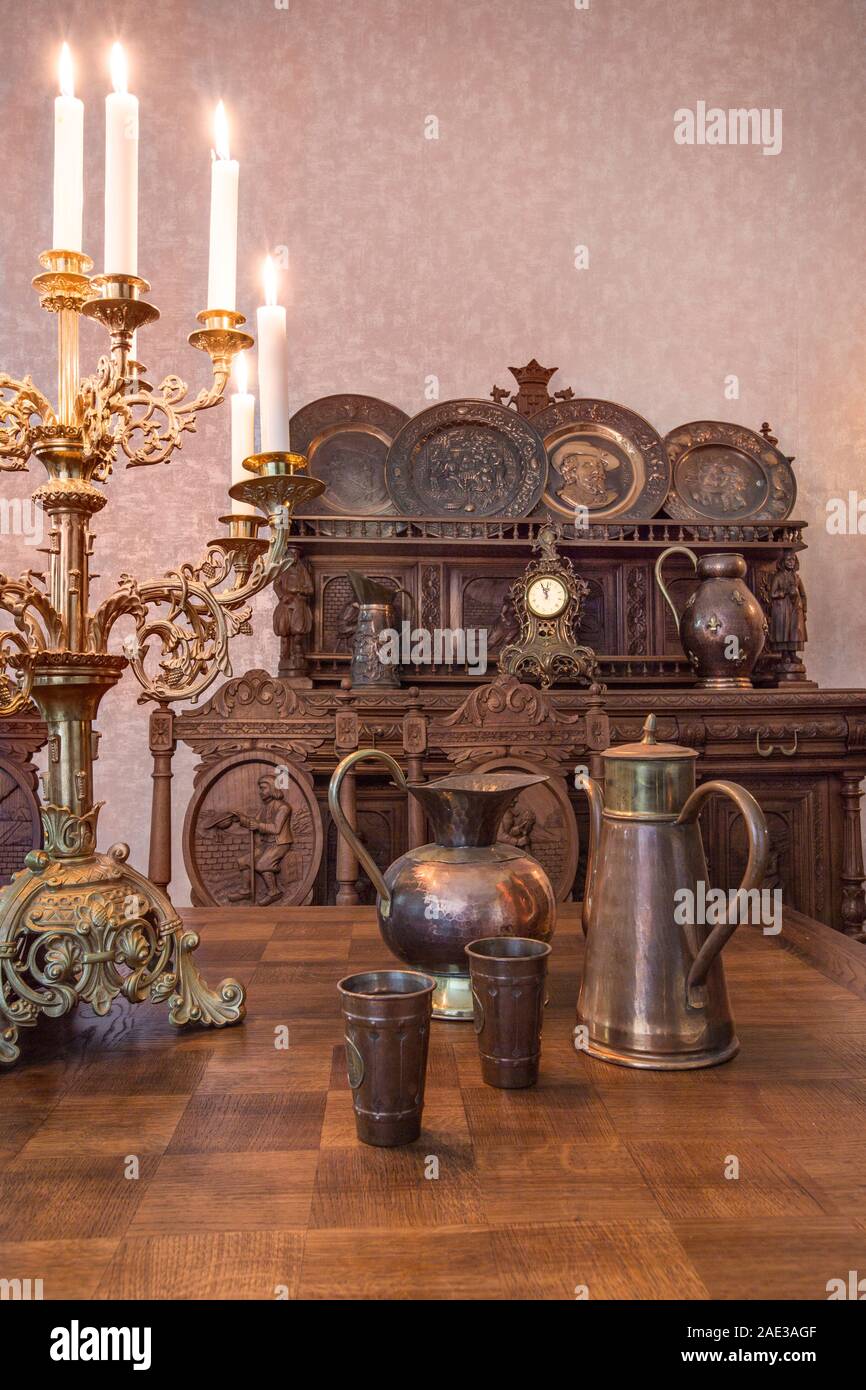Antica Cucina interno in tradizionale stile belga e candelabri con le candele. Alla fine del XIX secolo. Foto Stock