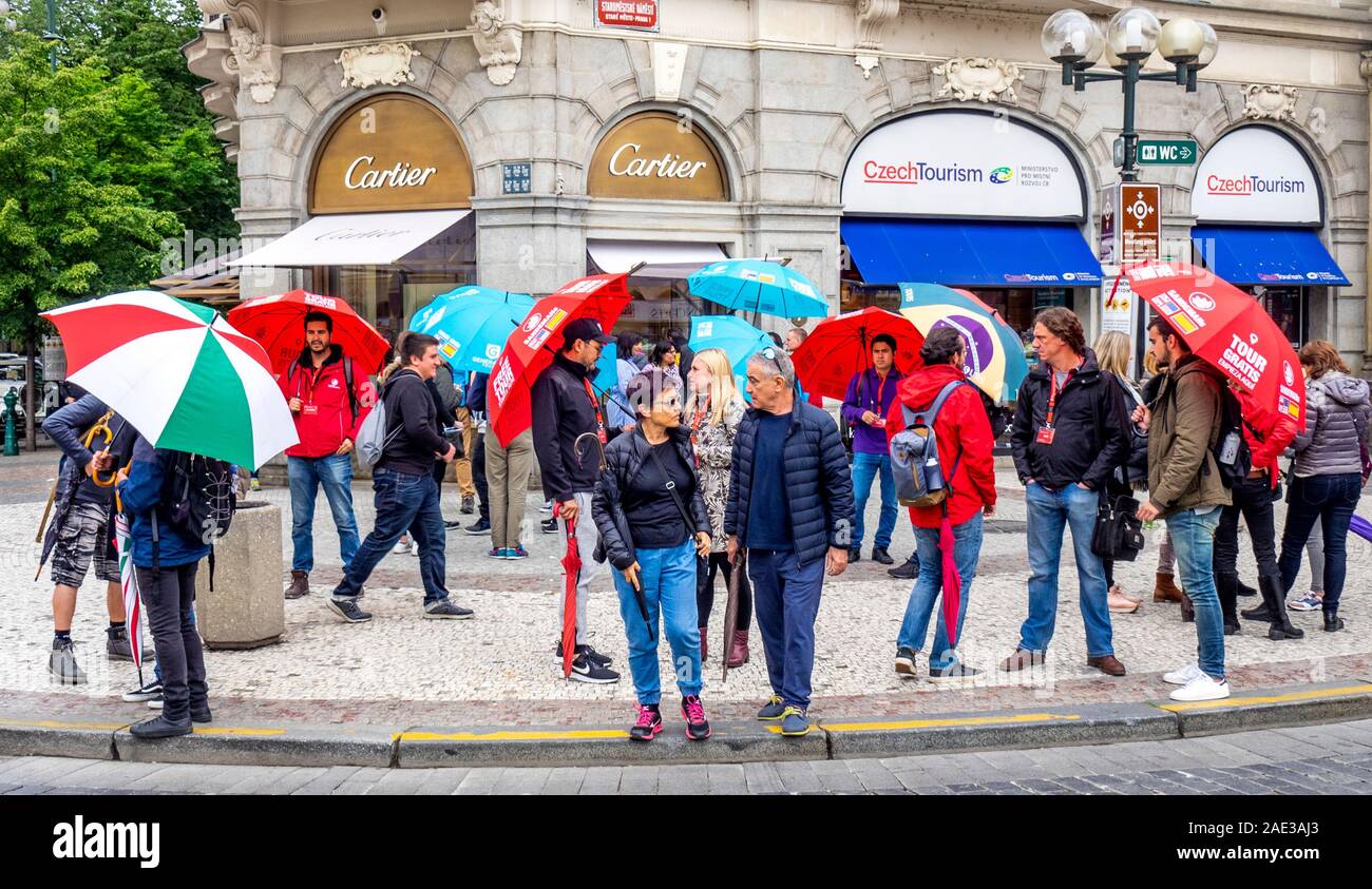 Luogo di incontro per le guide di giro e tour a piedi gruppi nella Piazza della Città Vecchia di Praga Repubblica Ceca. Foto Stock