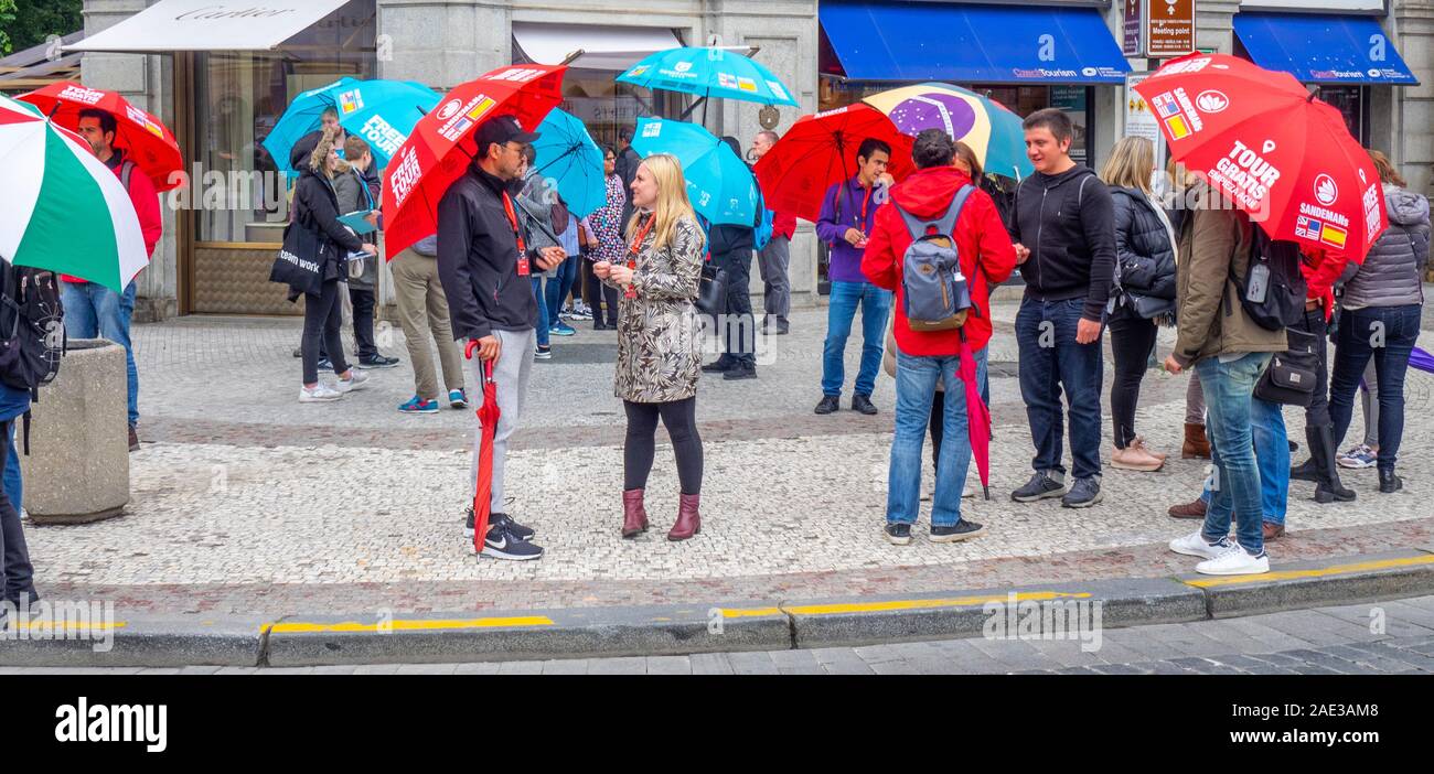 Luogo di incontro per le guide di giro e tour a piedi gruppi nella Piazza della Città Vecchia di Praga Repubblica Ceca. Foto Stock