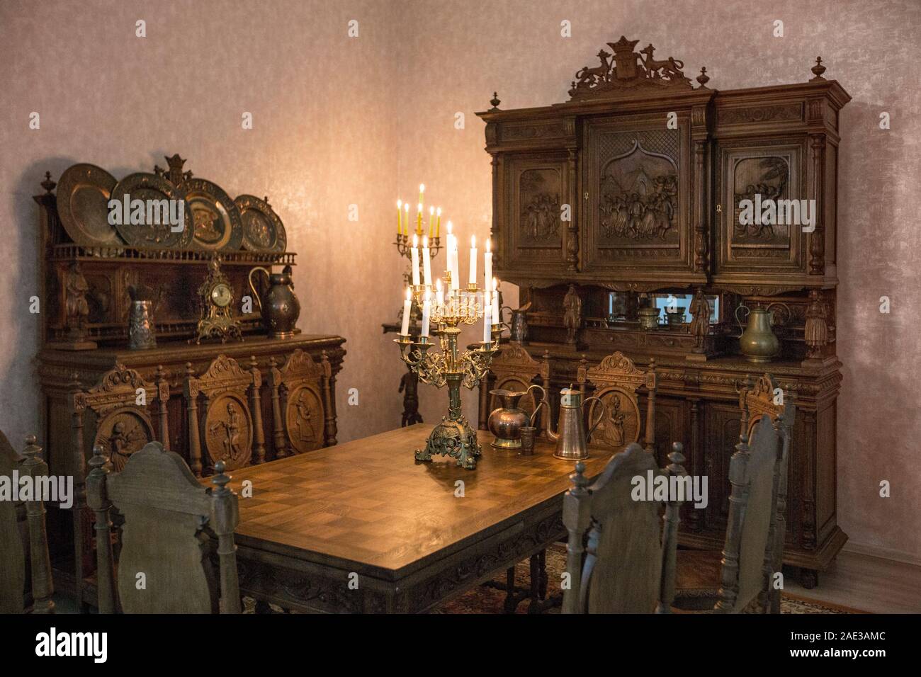 Antica Cucina interno in tradizionale stile belga e candelabri con le candele. Alla fine del XIX secolo. Foto Stock