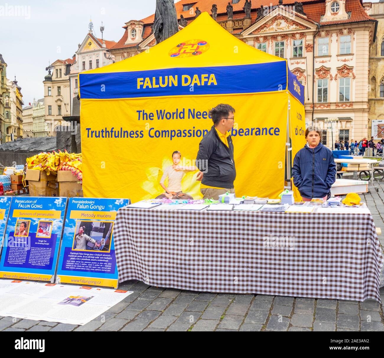 Falun Dafa deputati a una tabella di visualizzazione in Piazza della Città Vecchia di Praga Repubblica Ceca. Foto Stock