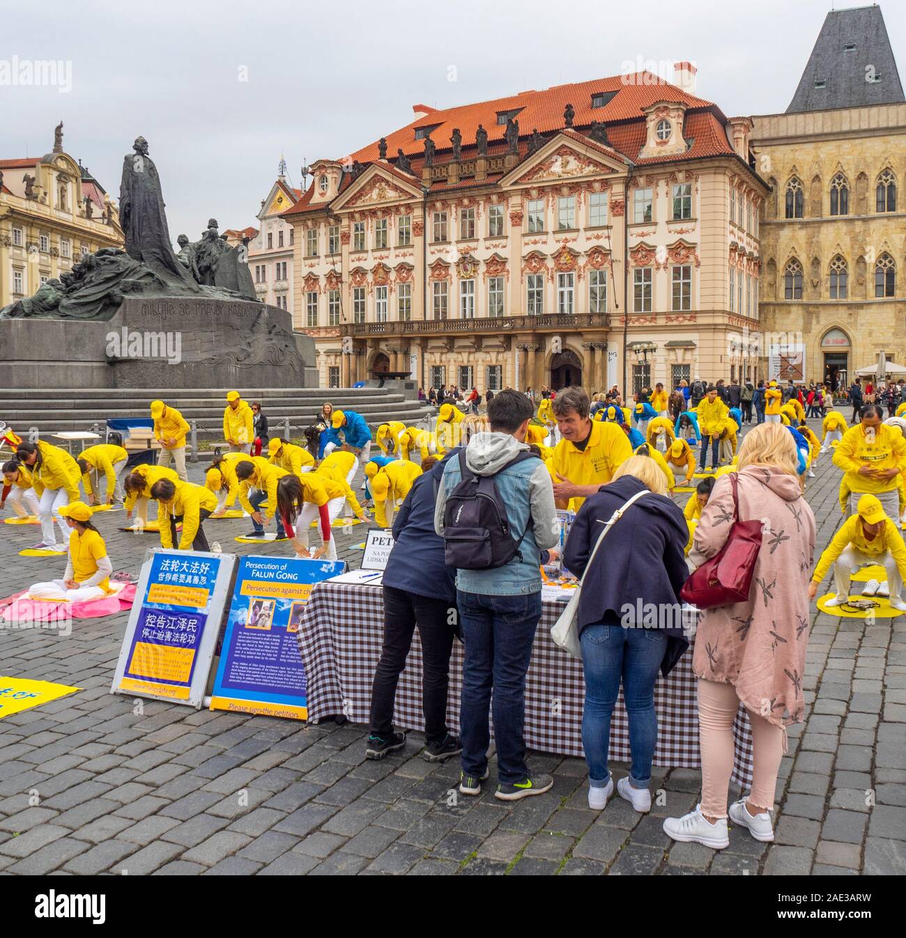 Falun Dafa membri meditando e di esercitare nella città vecchia Square Praga Repubblica Ceca. Foto Stock