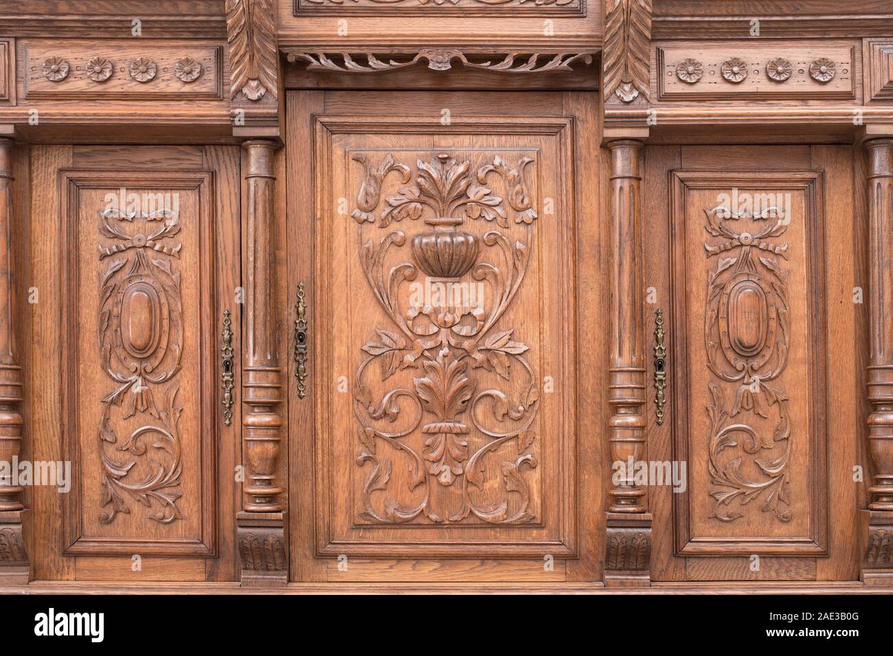 Design scolpito in legno texture di antica credenza del tardo XIX secolo. Foto Stock