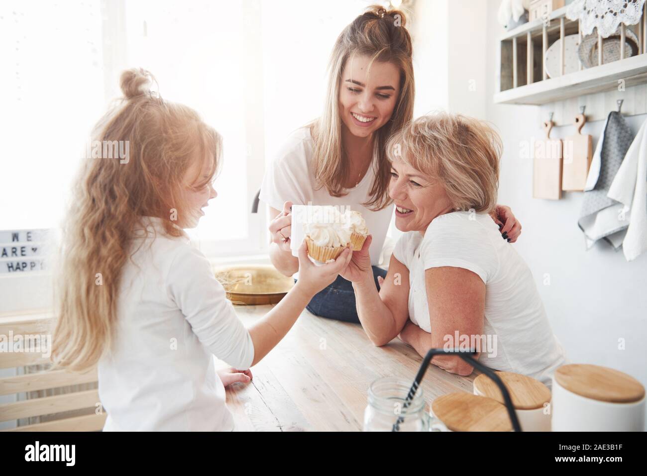 Madre, la nonna e la figlia avente un buon tempo in cucina Foto Stock