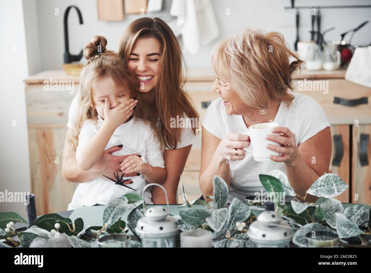 Stato d'animo gioioso. Madre, la nonna e la figlia avente un buon tempo in cucina Foto Stock