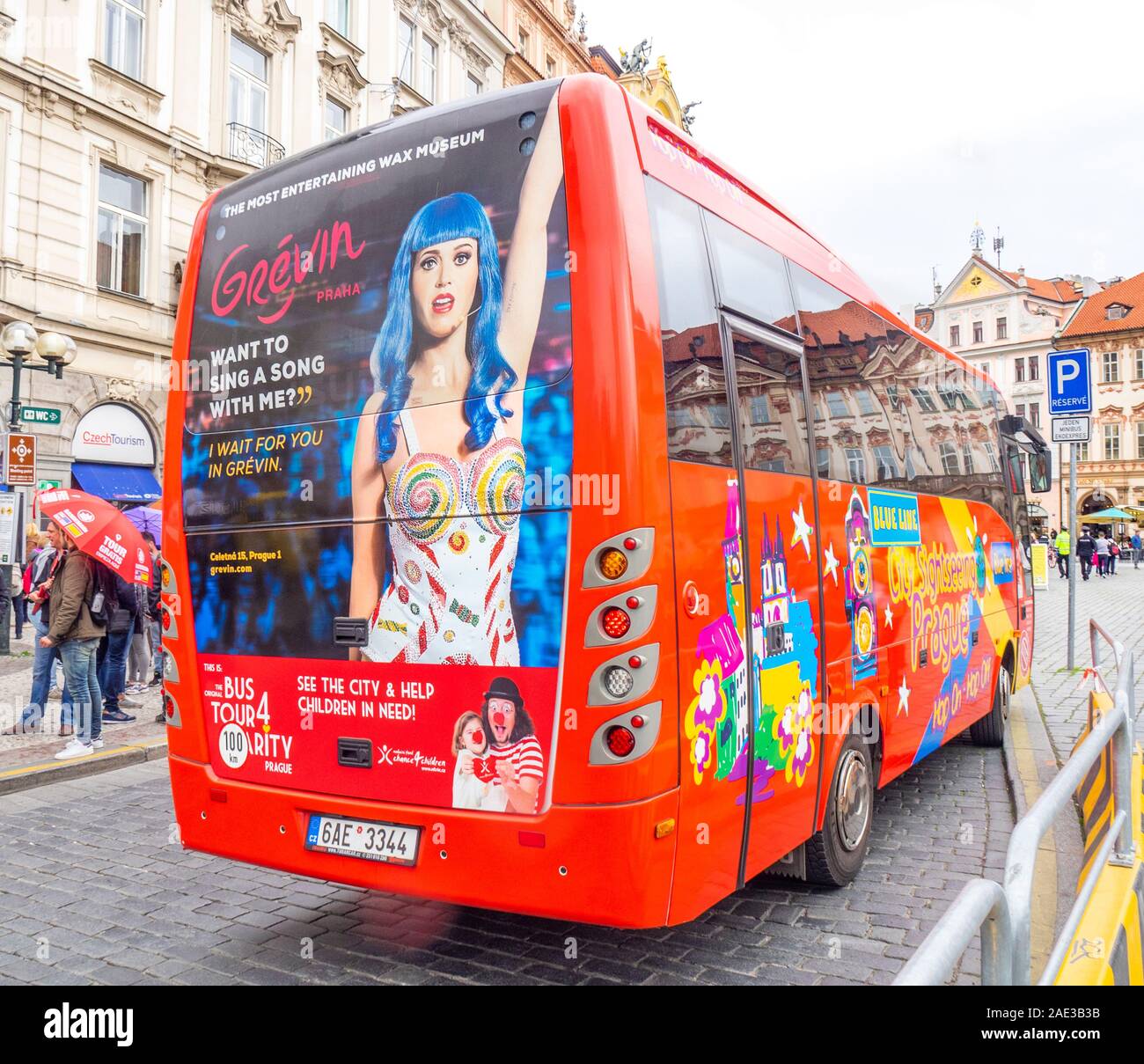 Piazza della Città Vecchia di un bus con un'immagine di Kate Perry pubblicità Museo delle Cere Grevin a Praga Repubblica Ceca. Foto Stock