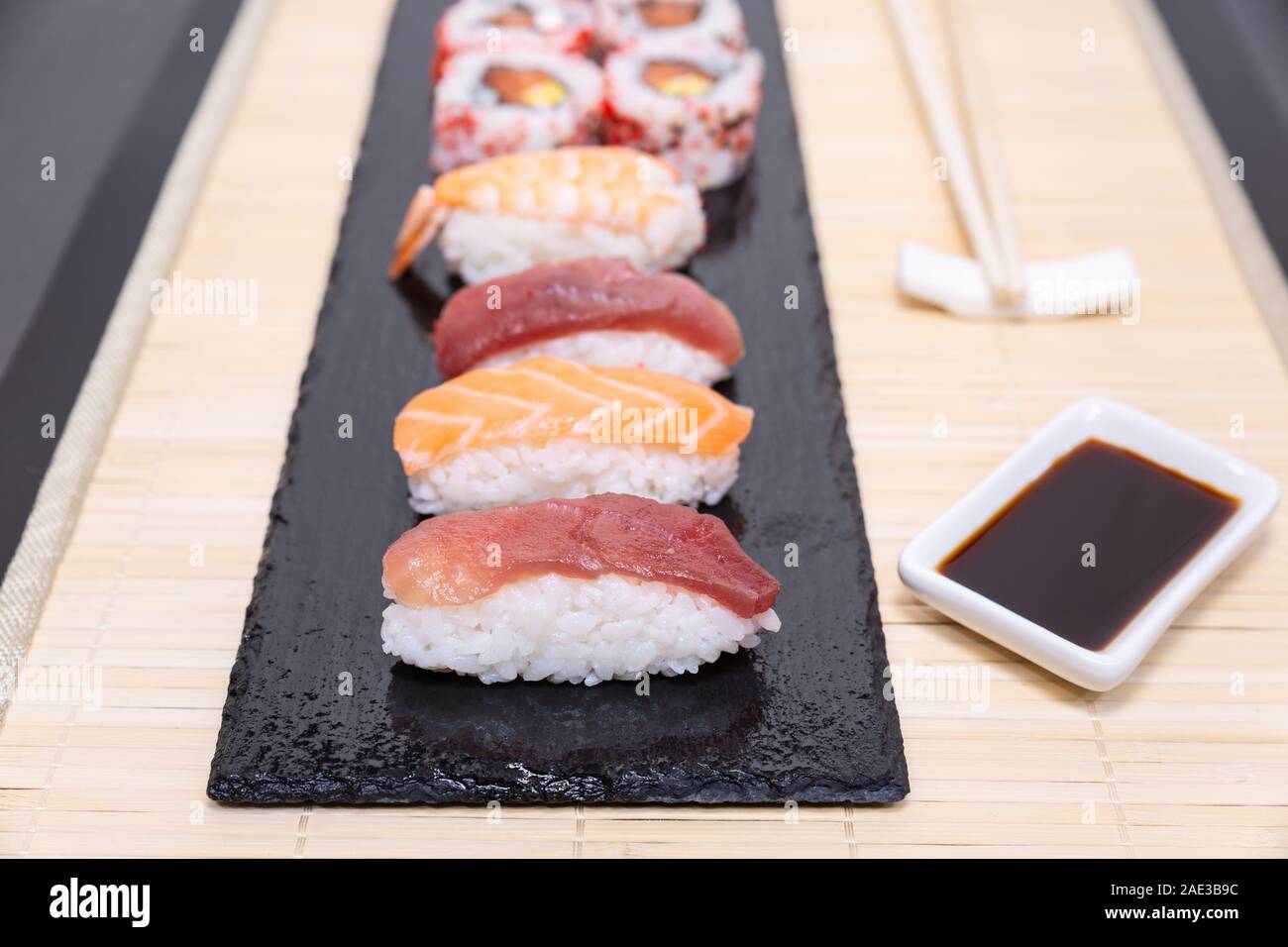Il sushi, una tipica cucina Giapponese preparata con una base di riso e di varie materie pesci come il tonno, salmone e gamberetti e Orate di mare. A cui si aggiunge, accord Foto Stock