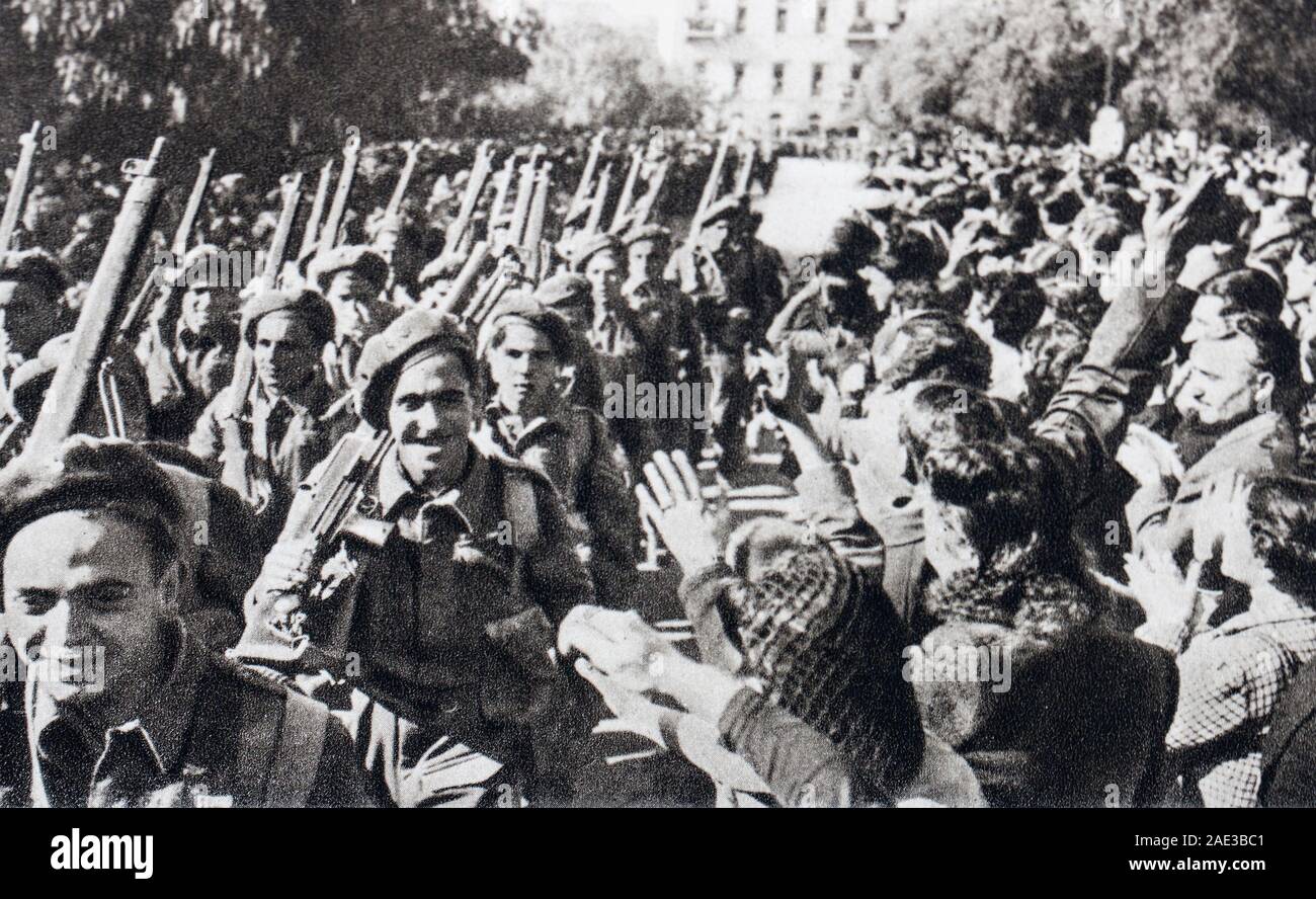 La liberazione della Grecia. La popolazione ateniese acclama le truppe greche, che hanno appena liberato il capitale. Foto Stock