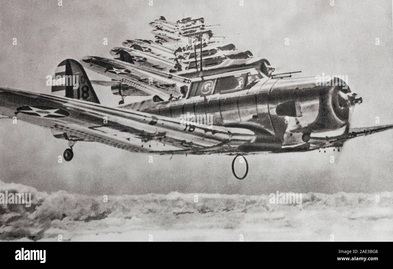 Un gruppo di bombardieri americani vola in linea sul mare di nuvole. Foto Stock