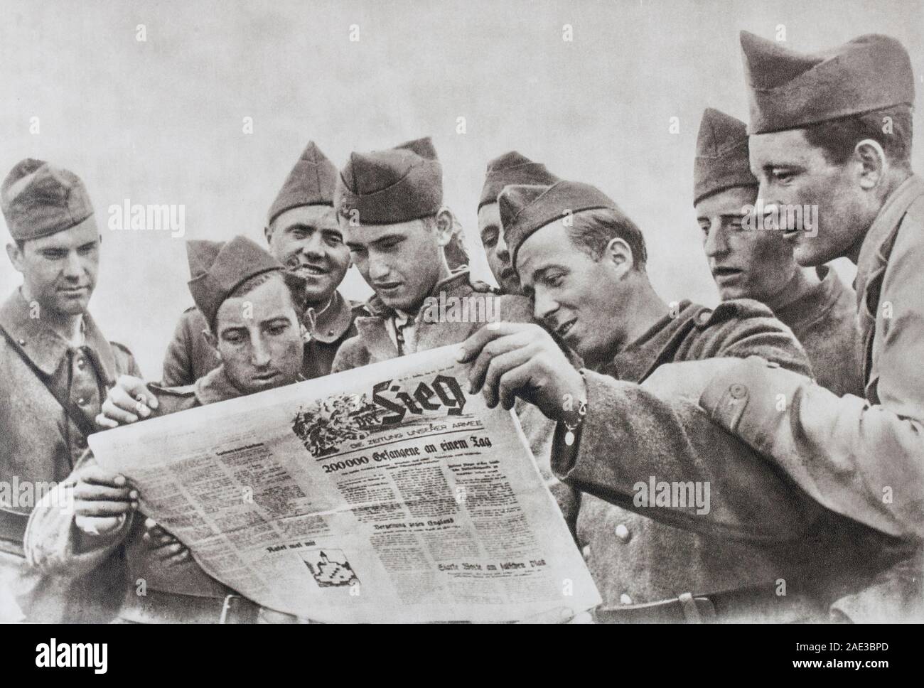 In Stalags, eravamo alla ricerca di tutte le news. Soldati francesi tenta di leggere un giornale tedesco. Foto Stock
