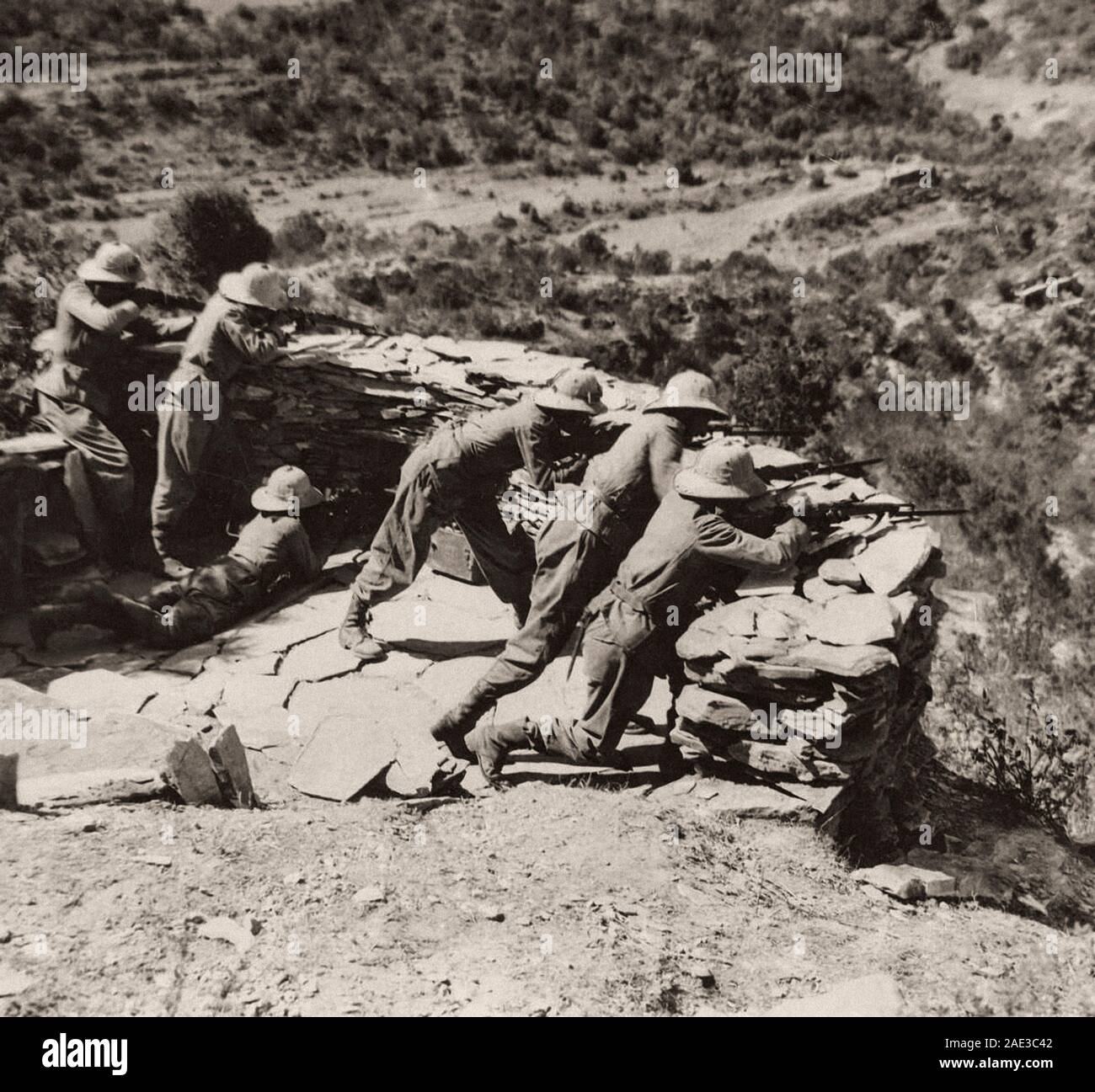 I soldati italiani impegnati nella posizione di sparo durante la battaglia della Seconda Guerra Italo-Abyssinian. 1936 Foto Stock