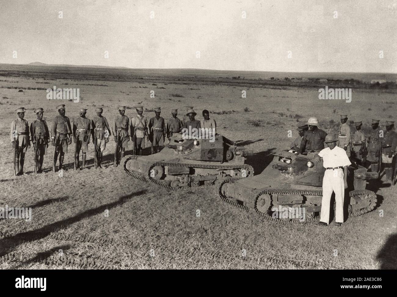 Soldati abissini pongono vicino catturato serbatoi italiano. Foto Stock