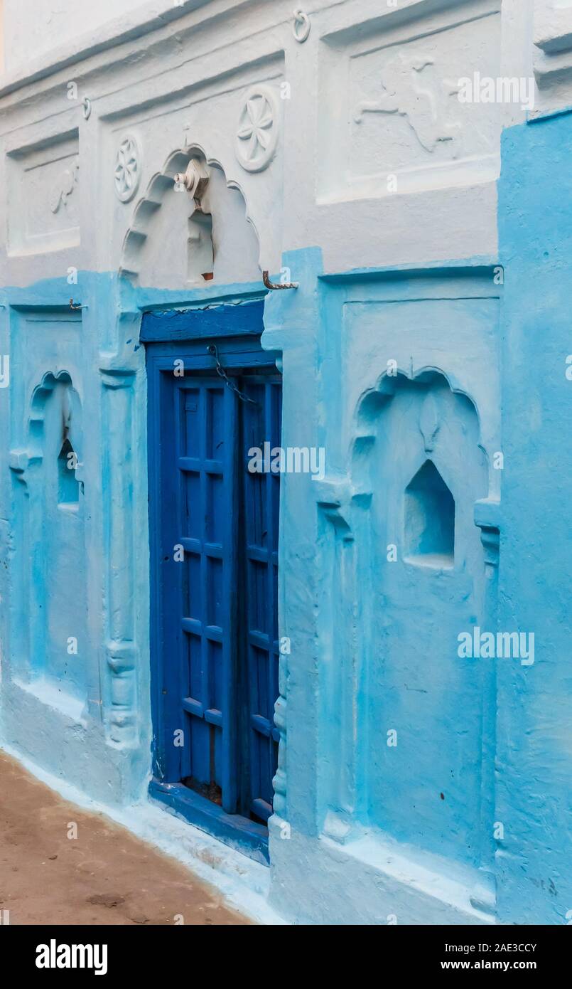 Colorati porta blu nel centro di Khajuraho, India Foto Stock