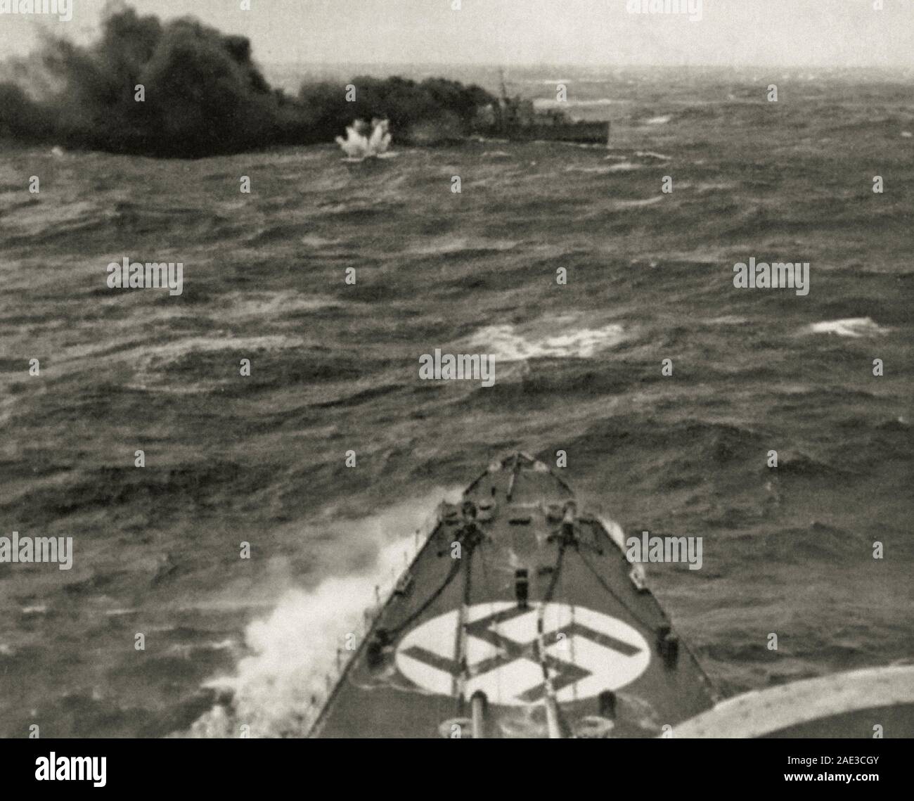 L'ammiraglio tedesco Hipper incrociatore pesante attacchi il britannico HMS distruttore delle lucciole. Il cacciatorpediniere mette una cortina fumogena. Mare del Nord, vicino al porto di Narv Foto Stock