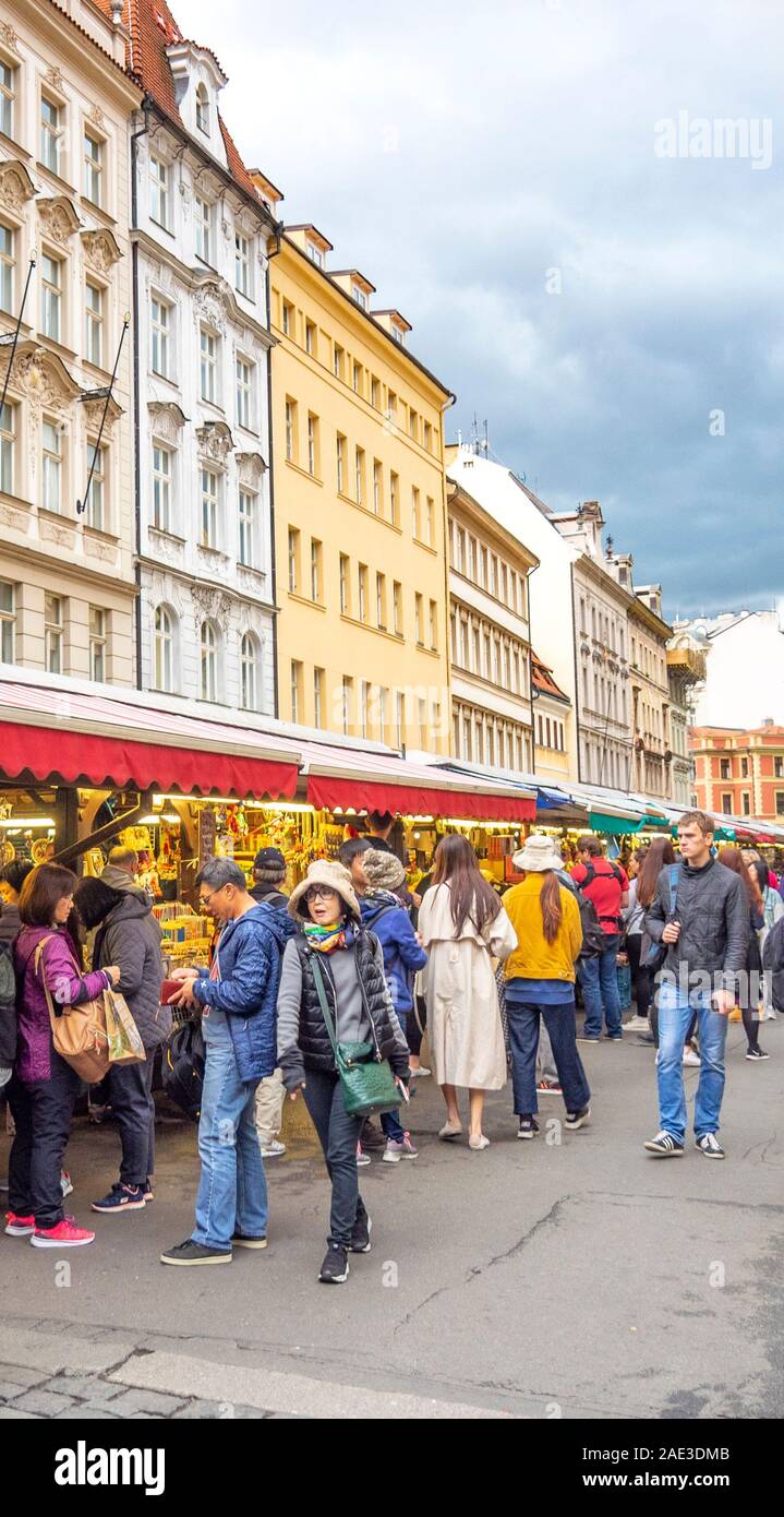 Havelské tržiště mercati che vendono prodotti locali e souvenir Città Vecchia Praga Repubblica Ceca. Foto Stock