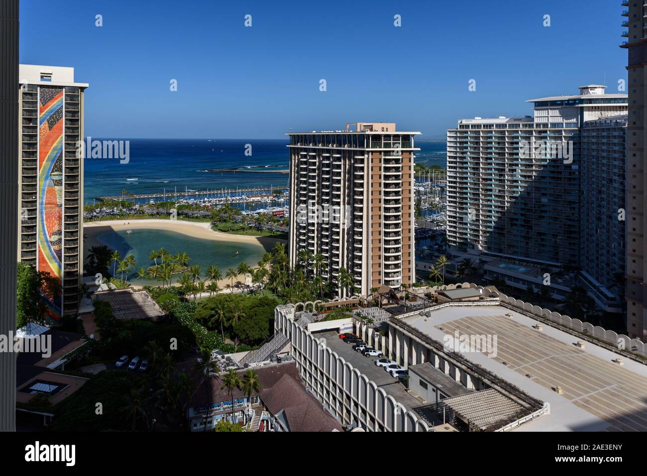 Vista sulla spiaggia di Waikiki, dalla finestra dell'hotel, in una giornata soleggiata estiva Foto Stock