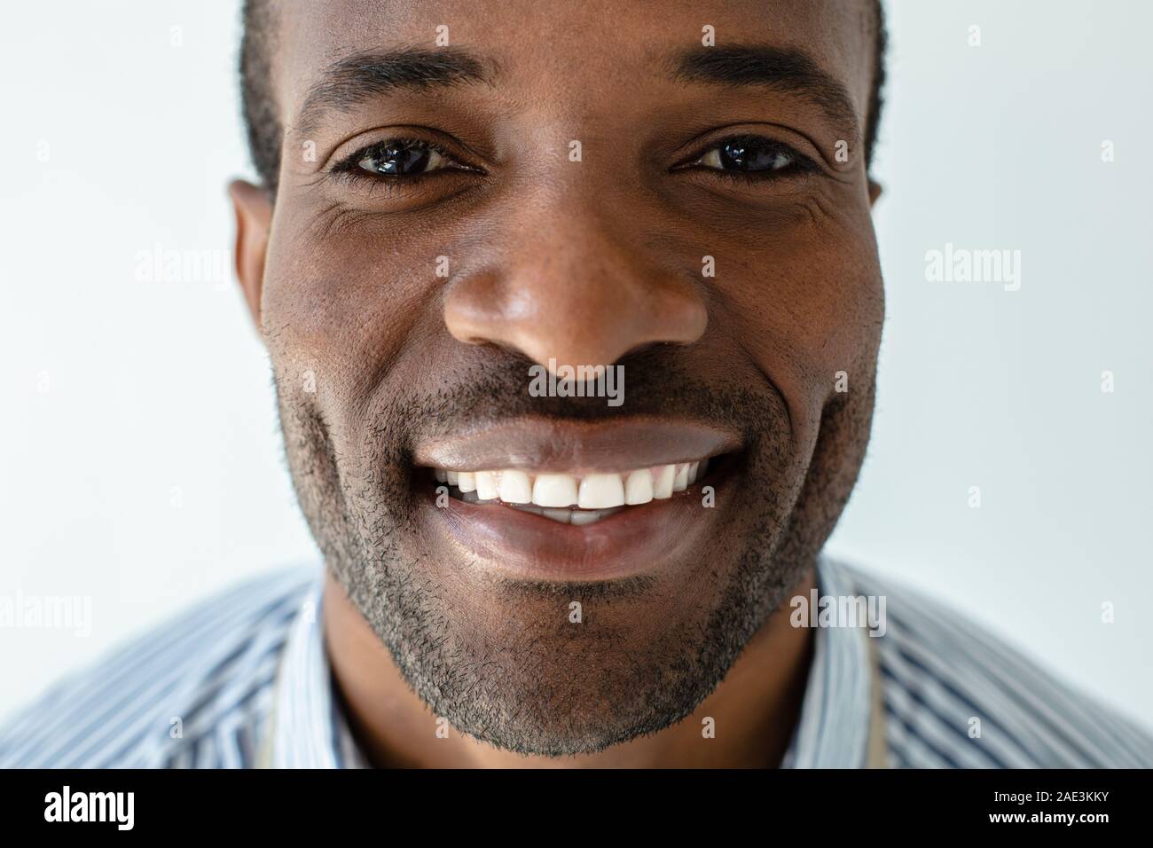 Ritratto di gioiosa afro-americano contro uno sfondo bianco Foto Stock