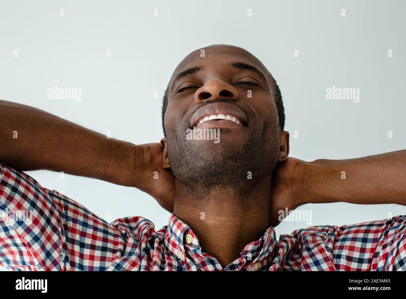 Ritratto di afro american uomo chiudendo gli occhi in delizia Foto Stock