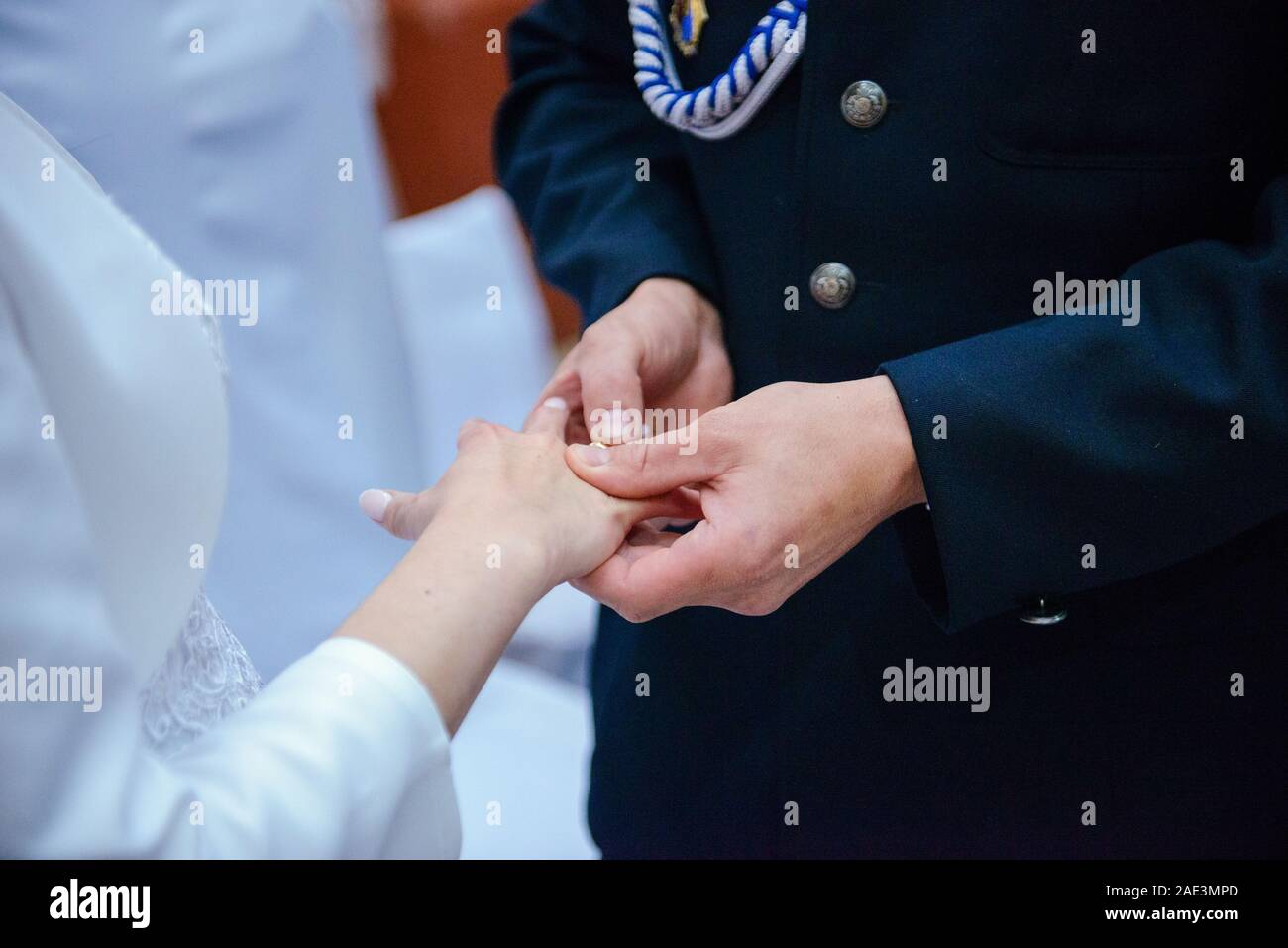 La sposa e lo sposo durante la cerimonia di nozze mettere gli anelli di nozze sulla loro dita. Foto Stock