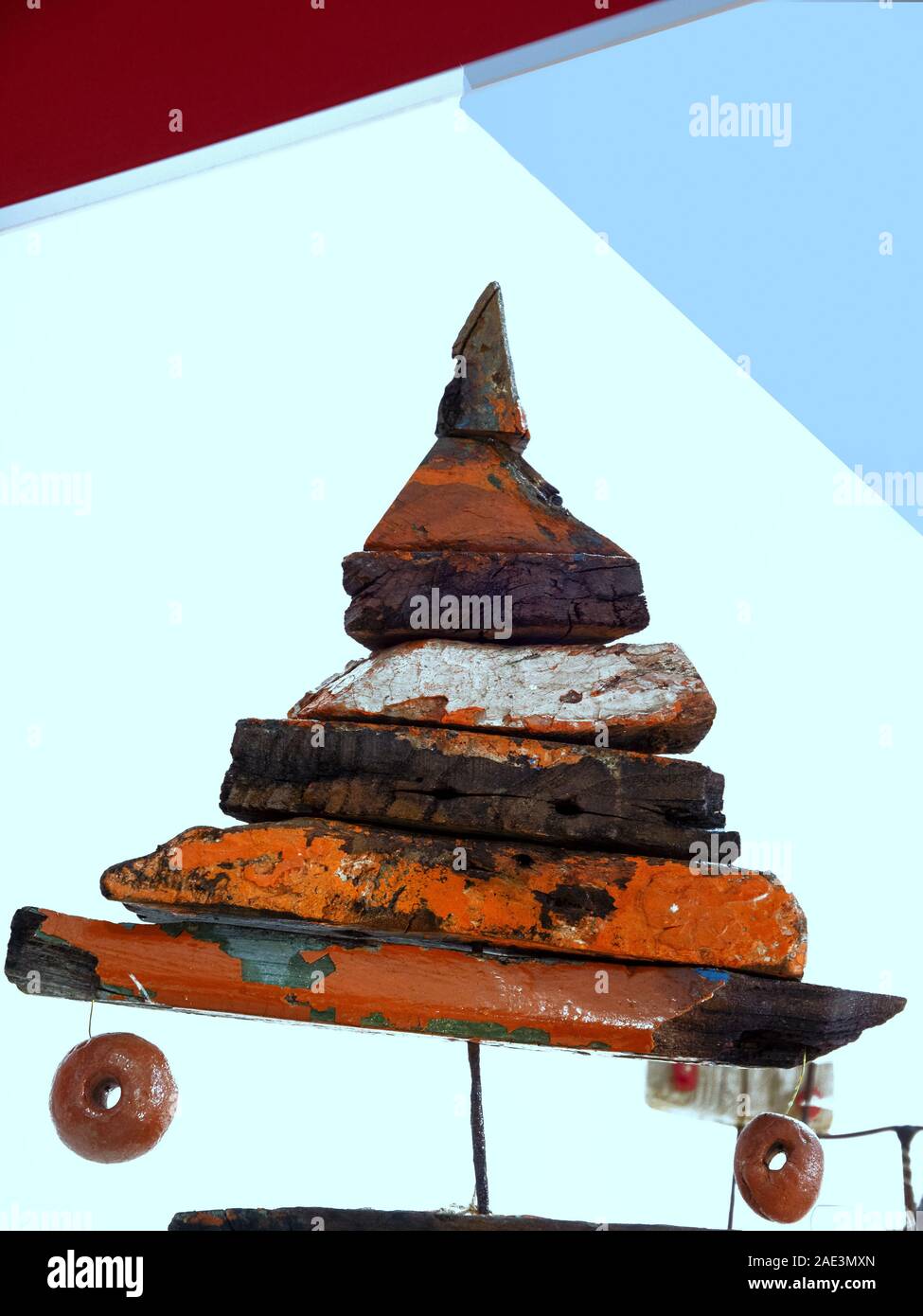 Albero di Natale fatto da materiale riciclato in shabby chic stile Foto Stock