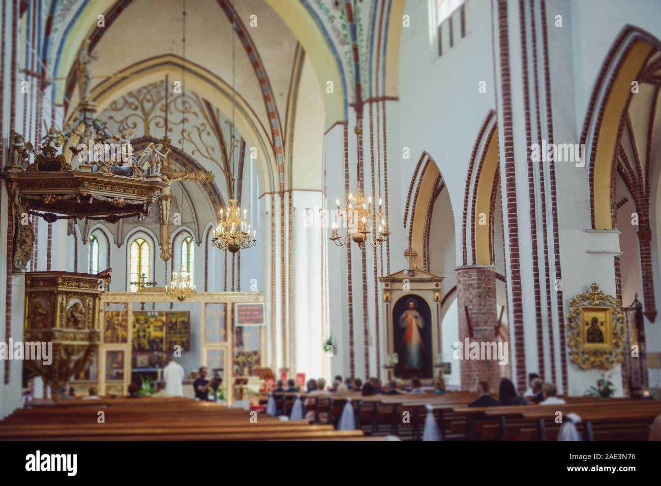 Chiesa Santuario prima di una cerimonia di matrimonio. Sedie vuote per la sposa e lo sposo Foto Stock