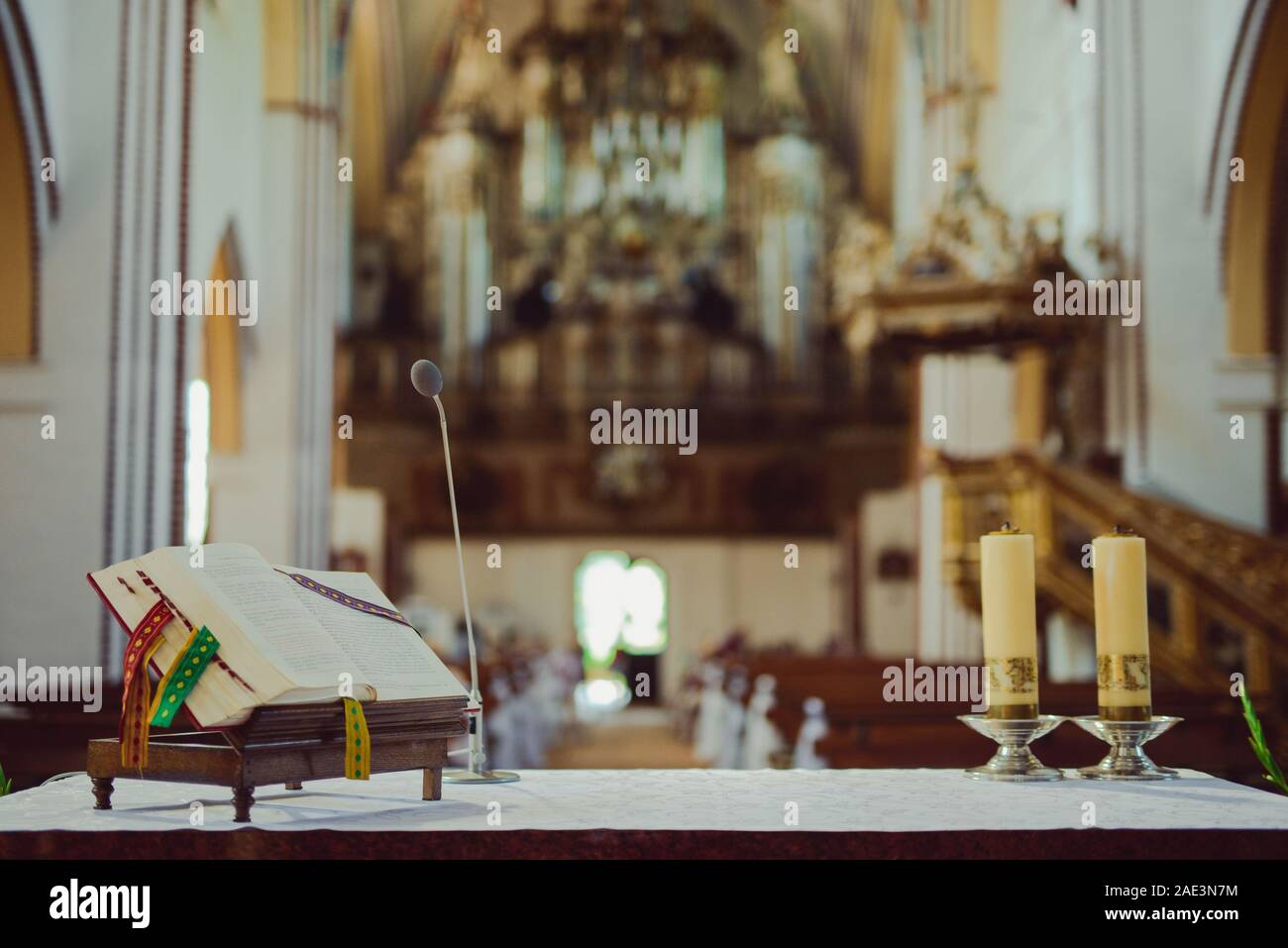 Chiesa Santuario prima di una cerimonia di matrimonio. Sedie vuote per la sposa e lo sposo Foto Stock