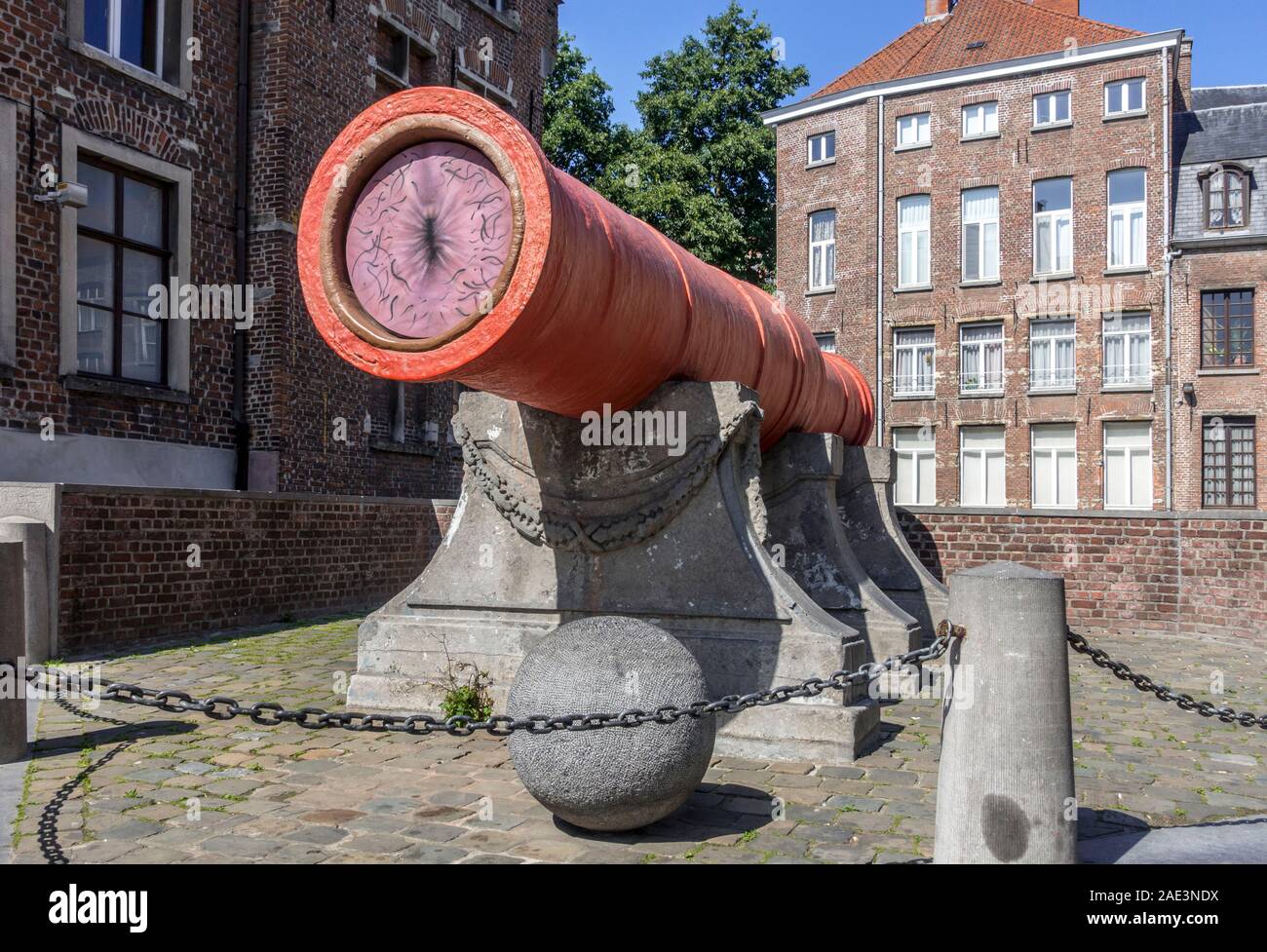 Il medievale cannone rosso Dulle Griet / Mad Meg, xv secolo ferro battuto bombardano, grande-pistola calibro nella città Ghent / Gent, Fiandre Orientali, Belgio Foto Stock