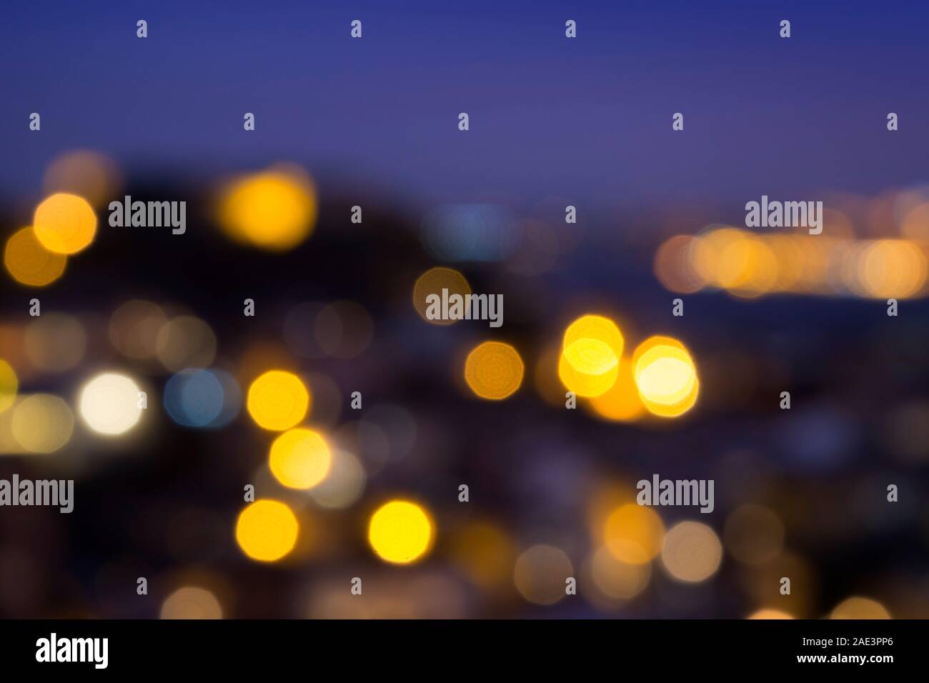 Bokeh sfocate luci della città, abstract scena notturna. Alta risoluzione full frame dello sfondo. Foto Stock