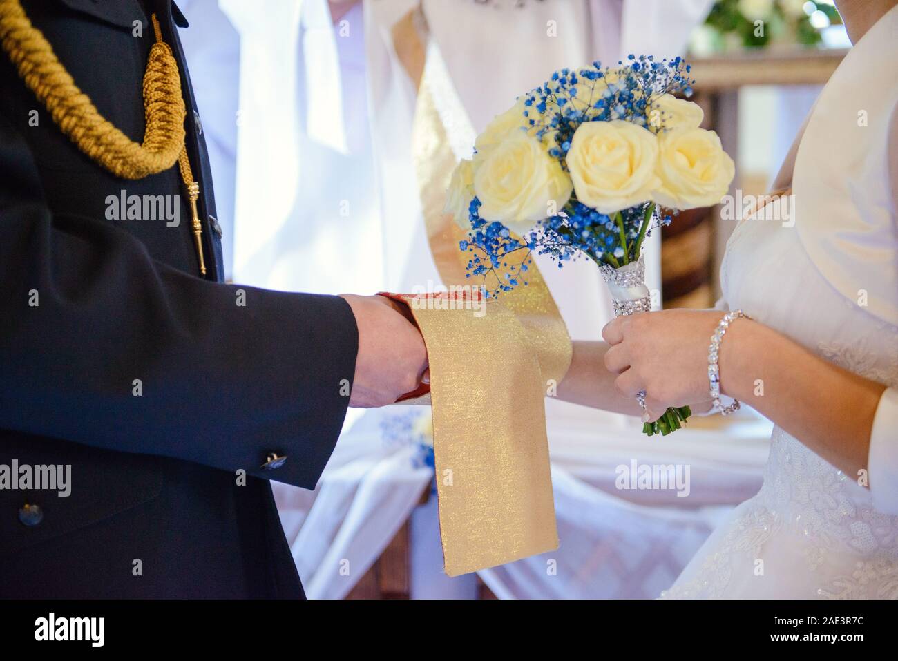 La sposa e lo sposo durante la cerimonia di nozze mettere gli anelli di nozze sulla loro dita. Foto Stock