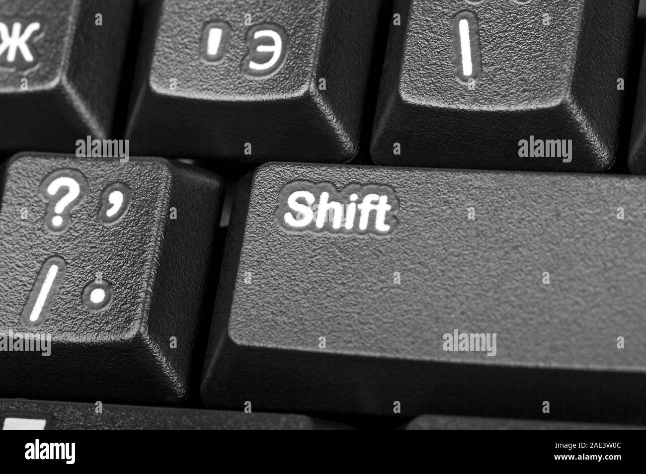 Raccolta elettronica - close-up computer nero con tastiera russa lettera e il tasto maiusc Foto Stock