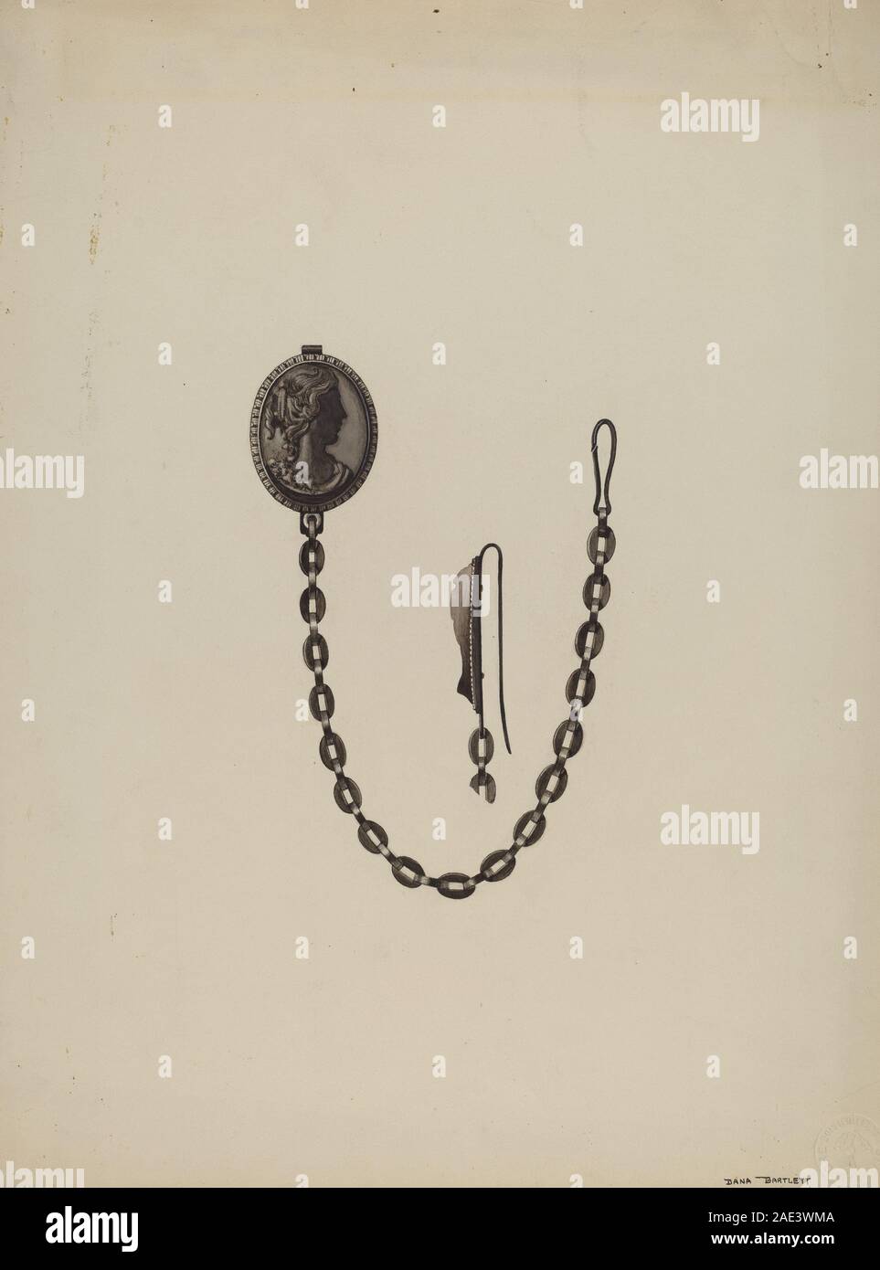 Un medaglione con catena attaccata realizzato intorno al 1936 da Dana Bartlett, caratterizzato da costruzione in metallo, medaglione circolare, incisione decorativa e design funzionale di gioielli. Foto Stock