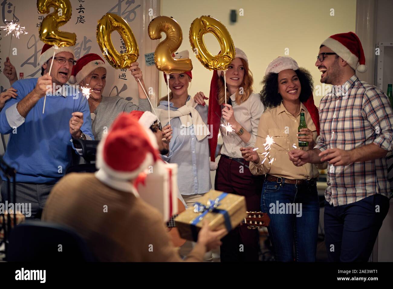 Happy Business team festeggia il nuovo anno 2020 in office Foto Stock