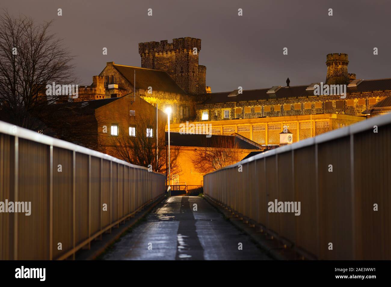 Un footpridge che conduce a Armley nella prigione di Armley, Leeds. Foto Stock