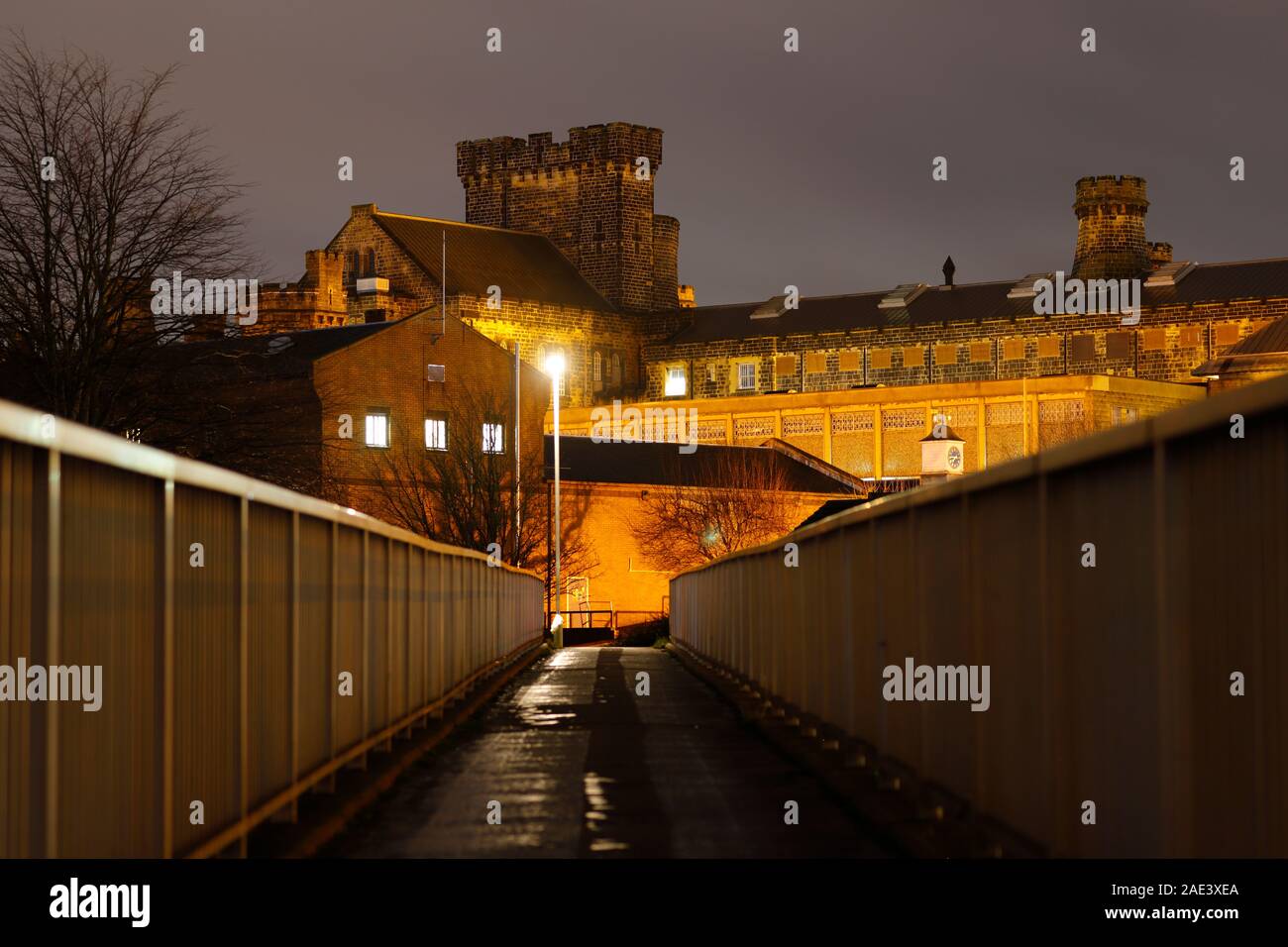 Guardando attraverso una passerella pedonale che conduce alla HM Armley nella prigione di Leeds. Foto Stock