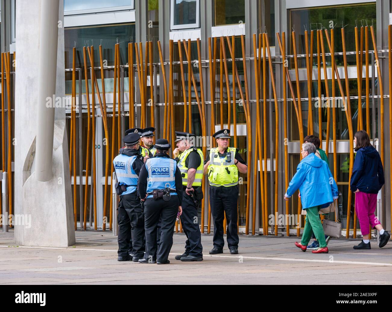 La polizia al di fuori del Parlamento scozzese, Holyrood, Edimburgo, Scozia, Regno Unito Foto Stock