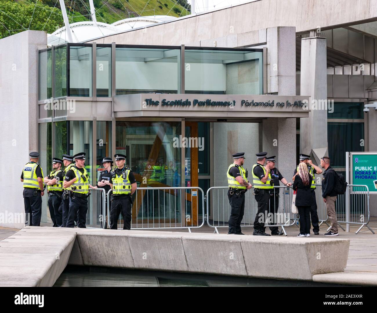 La polizia al di fuori del Parlamento scozzese, Holyrood, Edimburgo, Scozia, Regno Unito Foto Stock