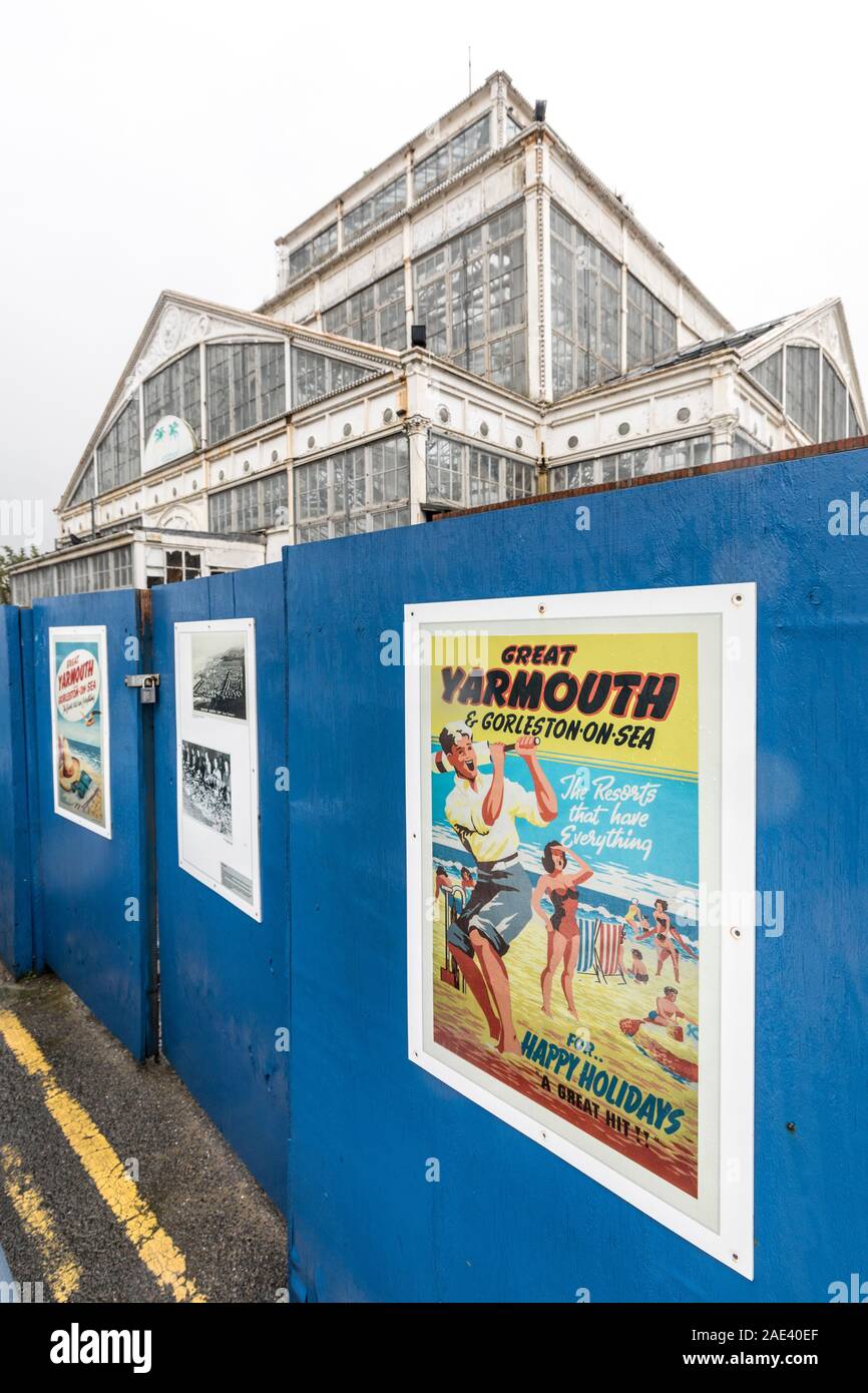 Poster sulla palizzata intorno alla rovina di giardini invernali, edificio abbandonato sul fronte mare, South Beach Parade, Great Yarmouth, Norfolk, Inghilterra, Regno Unito Foto Stock