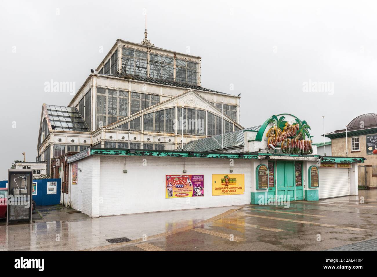 Winter Gardens, edificio abbandonato sul fronte mare, South Beach Parade, Great Yarmouth, Norfolk, Inghilterra, Regno Unito Foto Stock