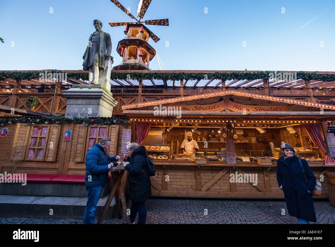 Manchester, Regno Unito - 29 Novembre 2019: Mercatini di Natale in piazza Albert vicino al Municipio di Manchester in nortwest di Inghilterra Foto Stock