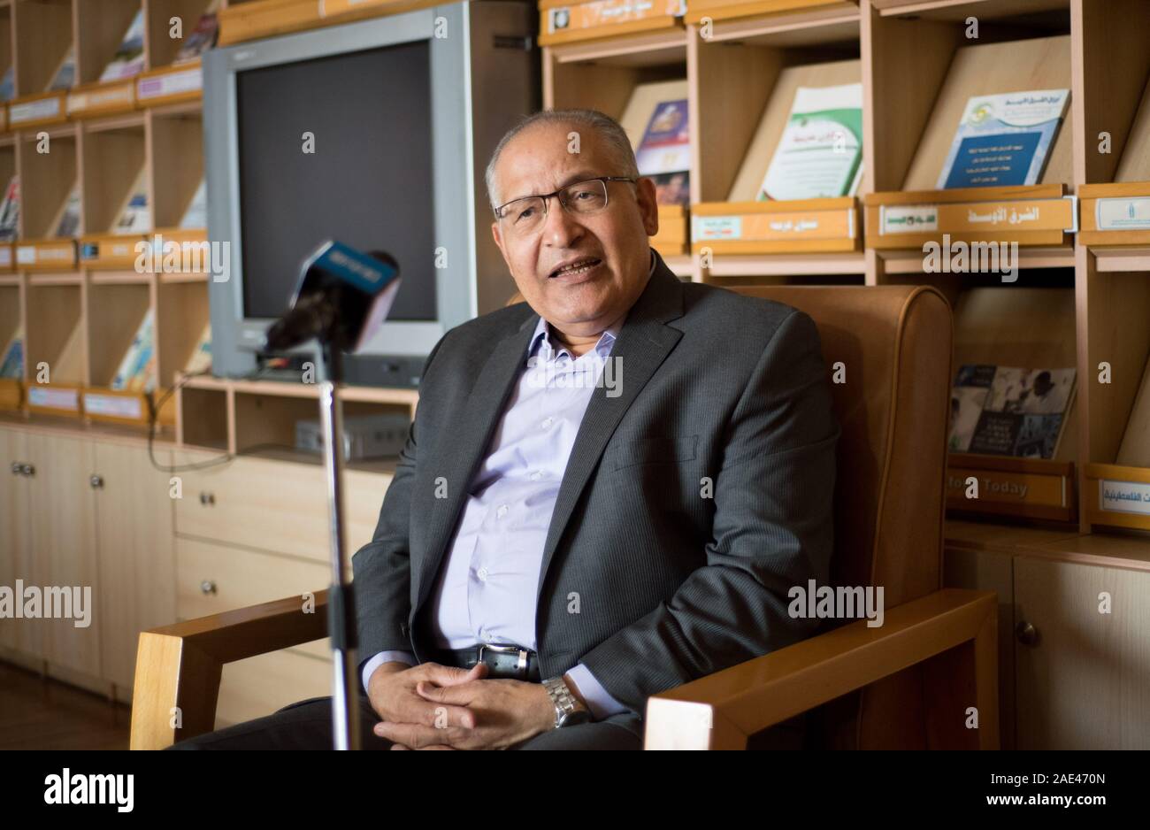 Il Cairo, Egitto. 4° dic, 2019. Ezzat Saad, direttore del Consiglio egiziano degli Affari Esteri (ECFA), parla durante un colloquio al Cairo, in Egitto, il 4 dicembre 2019. Il Medio Oriente Security Forum ospitato dalla Cina è stata un importante occasione per identificare i problemi della regione e discutere le modalità di cooperazione con le autorità cinesi per trovare soluzioni, detto Ezzat Saad in una recente intervista esclusiva con Xinhua. Per andare con 'Intervista: Medio Oriente security forum di Pechino mette in evidenza il ruolo della Cina nel promuovere la sicurezza regionale: egiziana ufficiale' Credito: Wu Huiwo/Xinhua/Alamy Live News Foto Stock