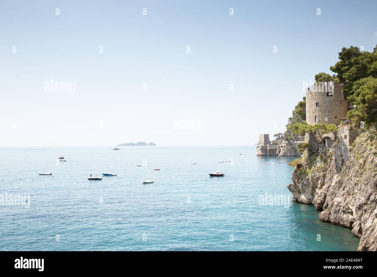 Spiaggia di positano con un vecchio look out torre in background Foto Stock