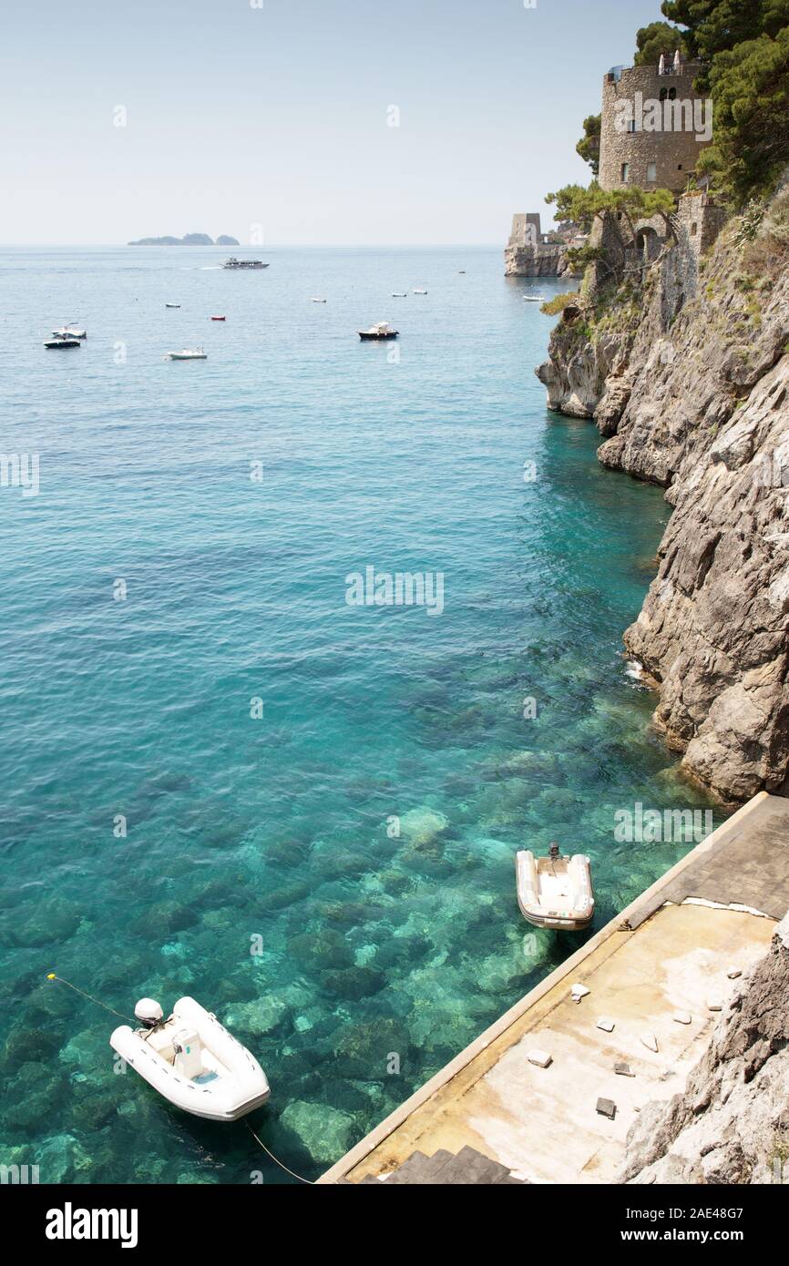Spiaggia di positano con un vecchio look out torre in background Foto Stock