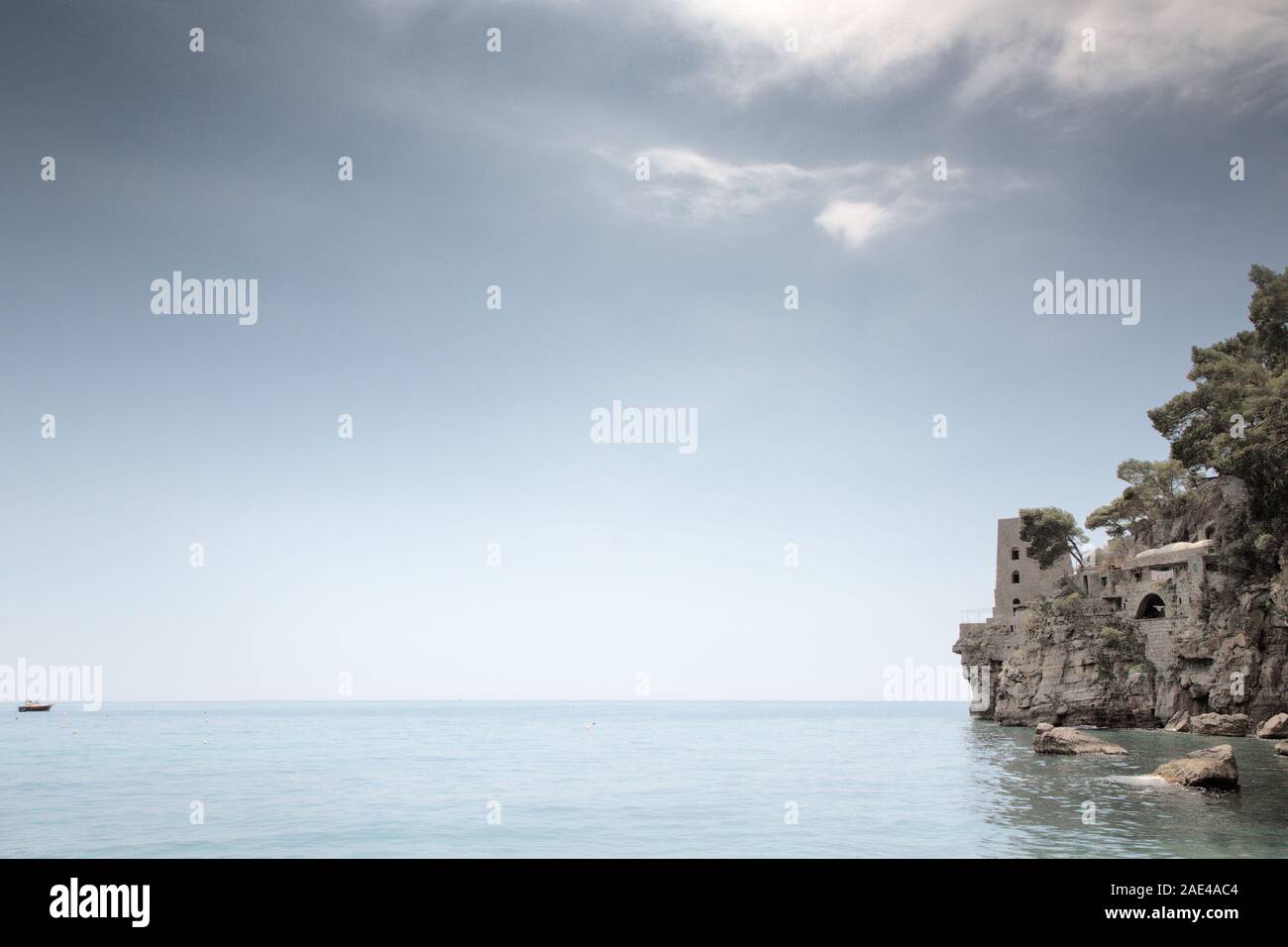 Spiaggia di positano con un vecchio look out torre in background Foto Stock