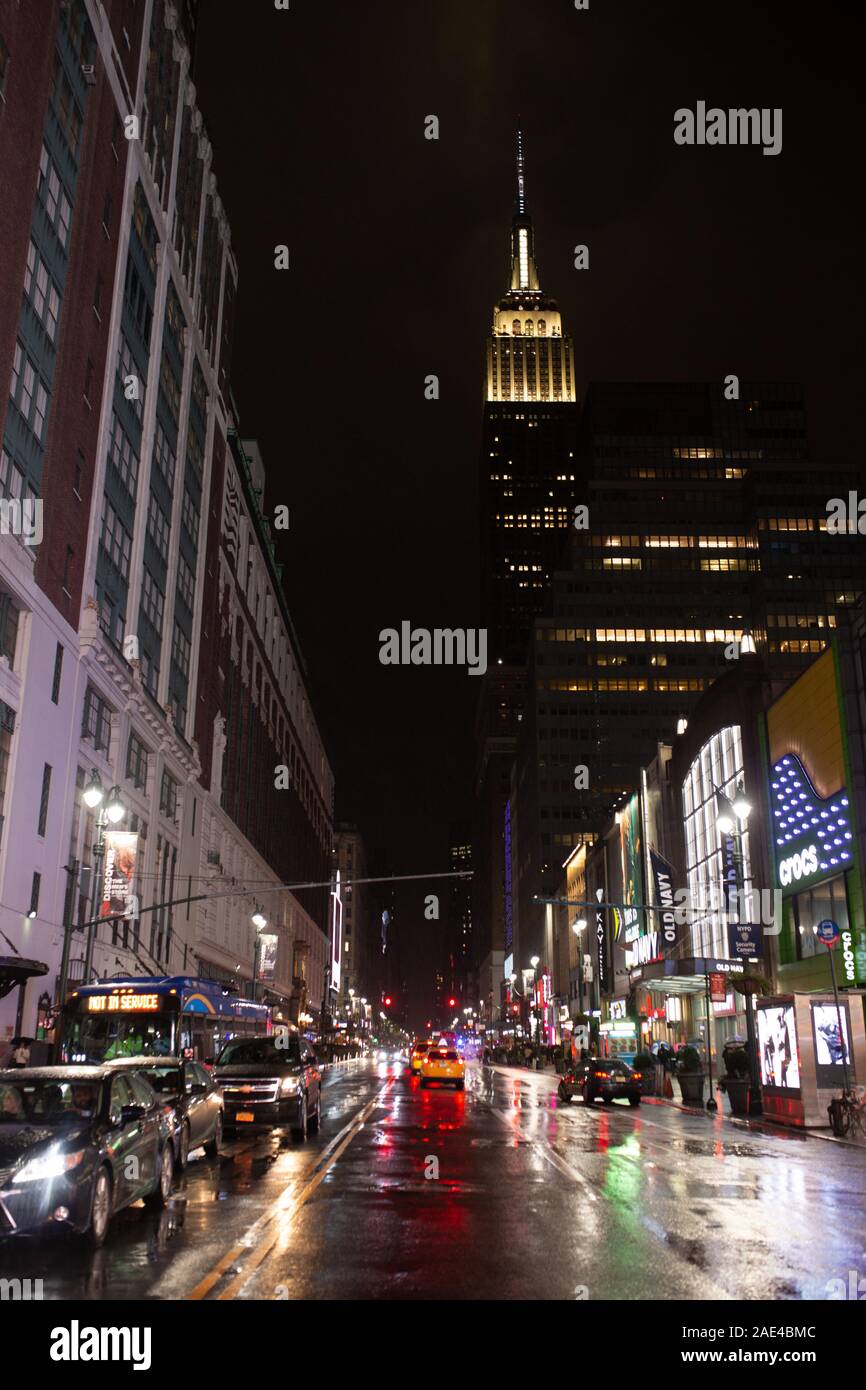 La città di New York Street con Empire State building di notte Foto Stock