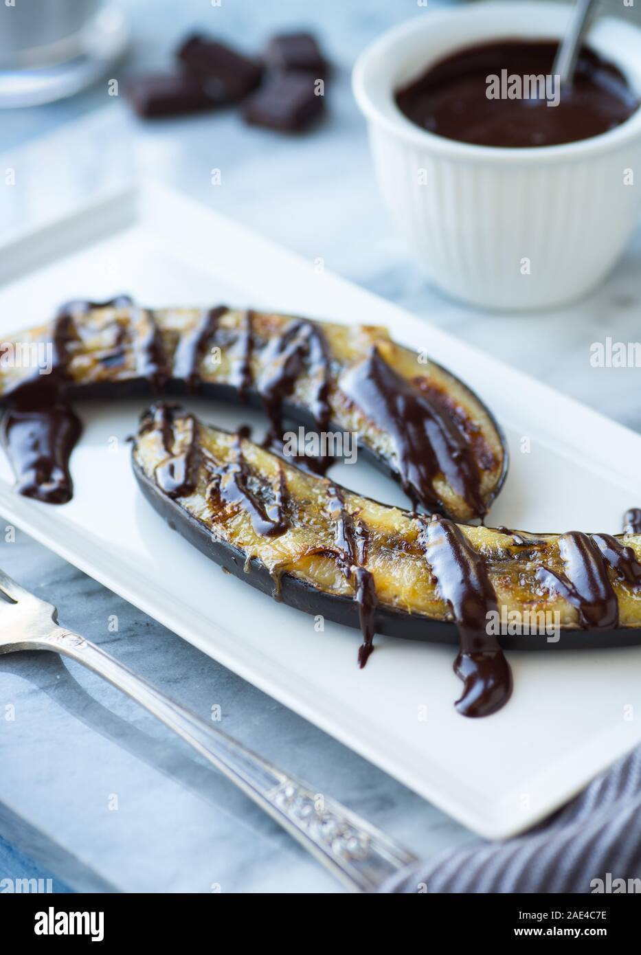 Banana alla griglia con salsa di cioccolato Foto Stock