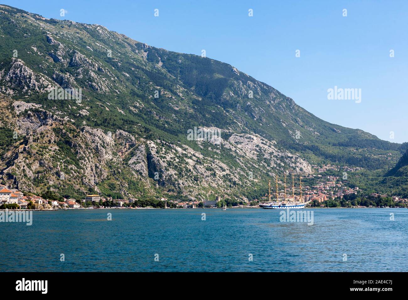 Kotor, Montenegro: Royal Clipper al di ancoraggio in Boka Kotorska Foto Stock
